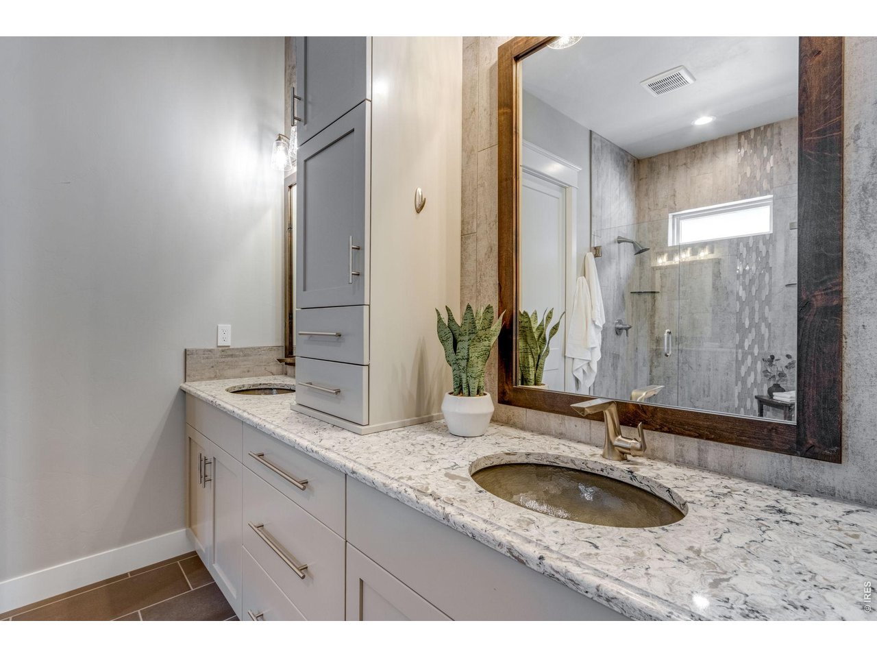 2006 Vineyard Dr