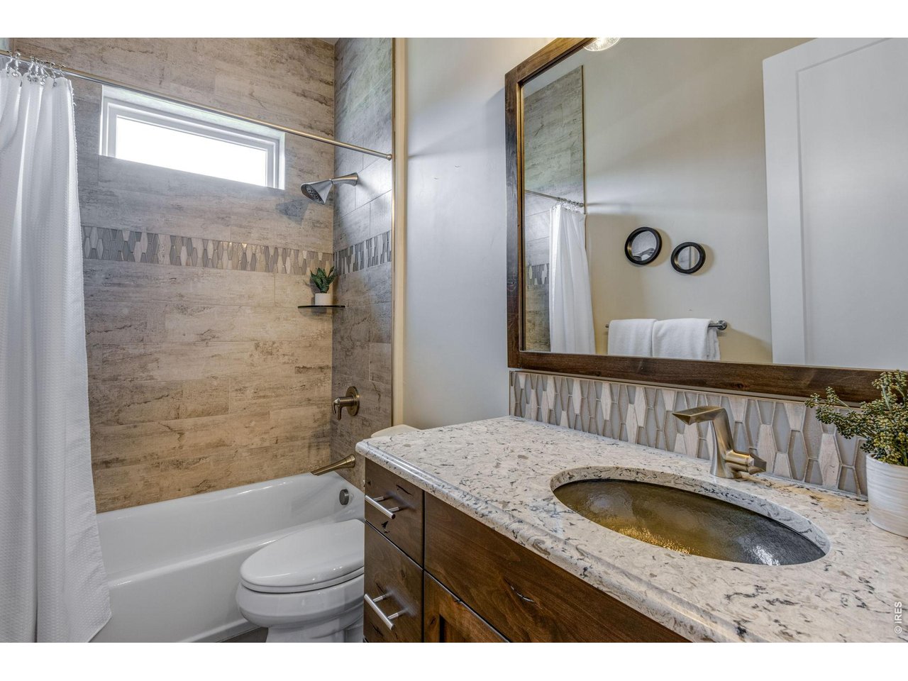 2006 Vineyard Dr