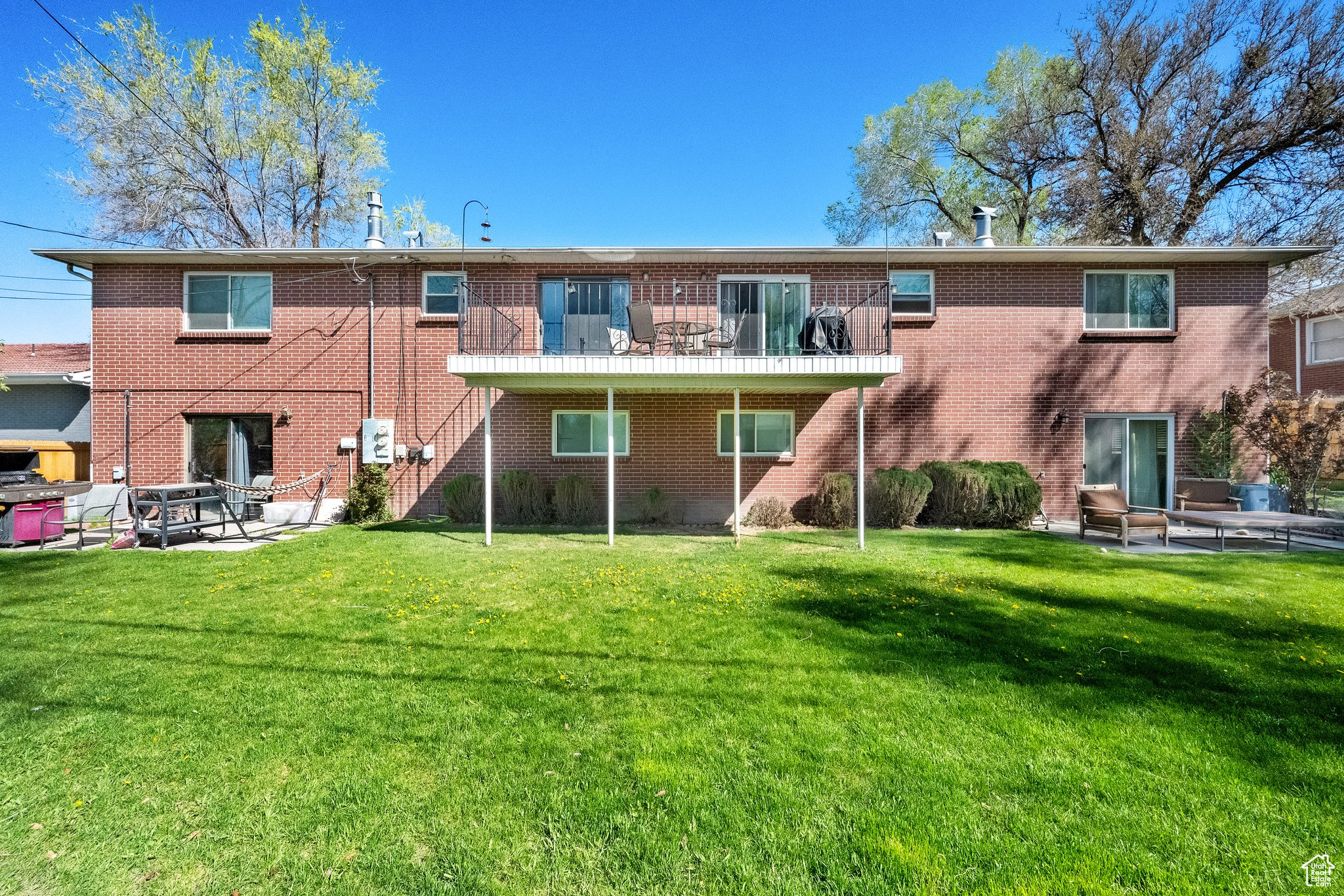 992 E HILLVIEW DR