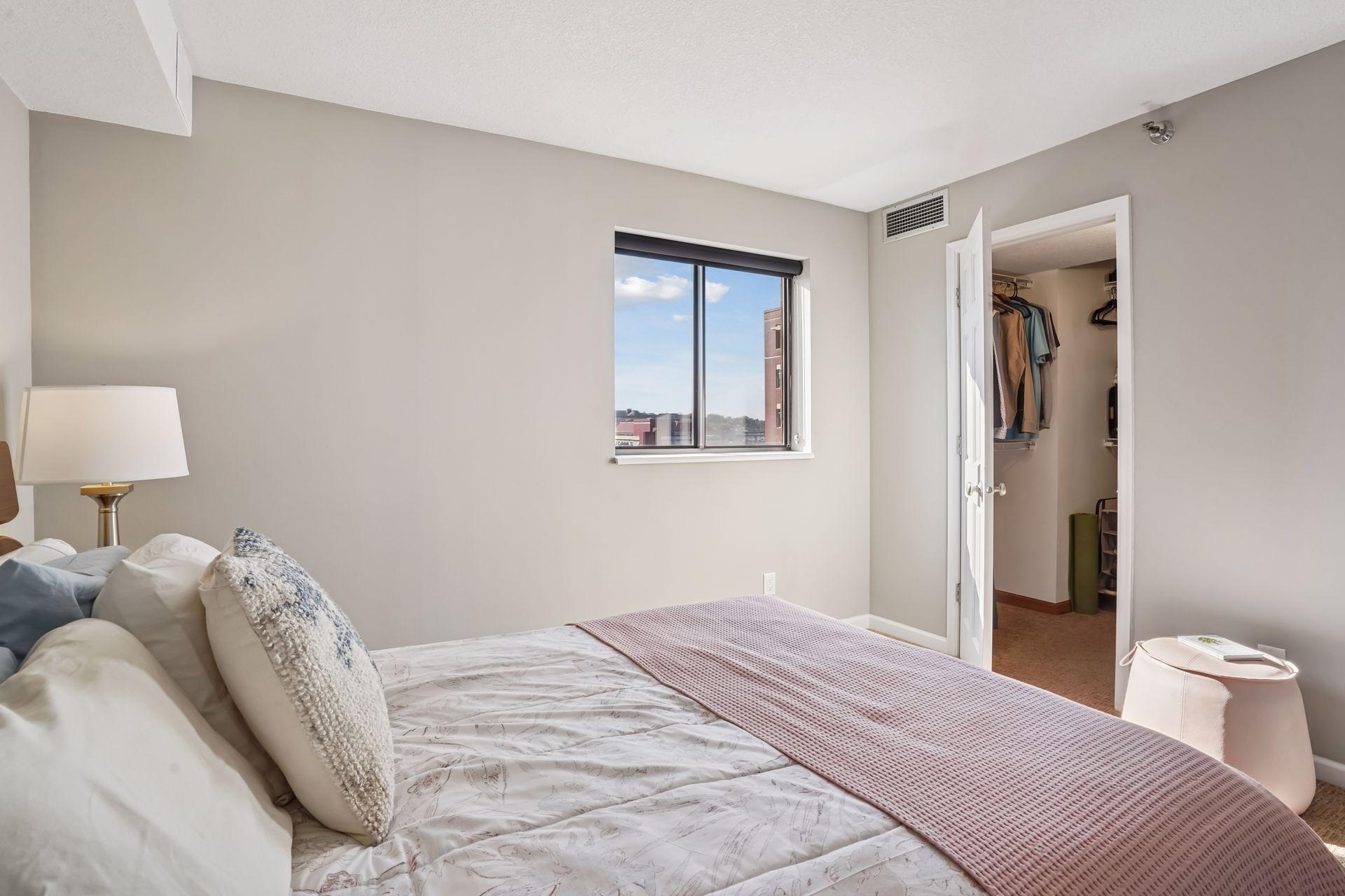 78 10th Street E Unit: 1010