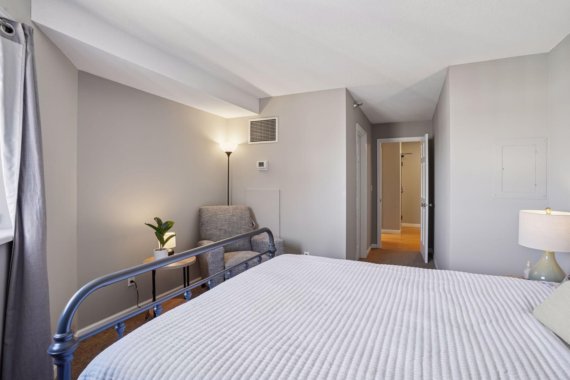 78 10th Street E Unit: 1010