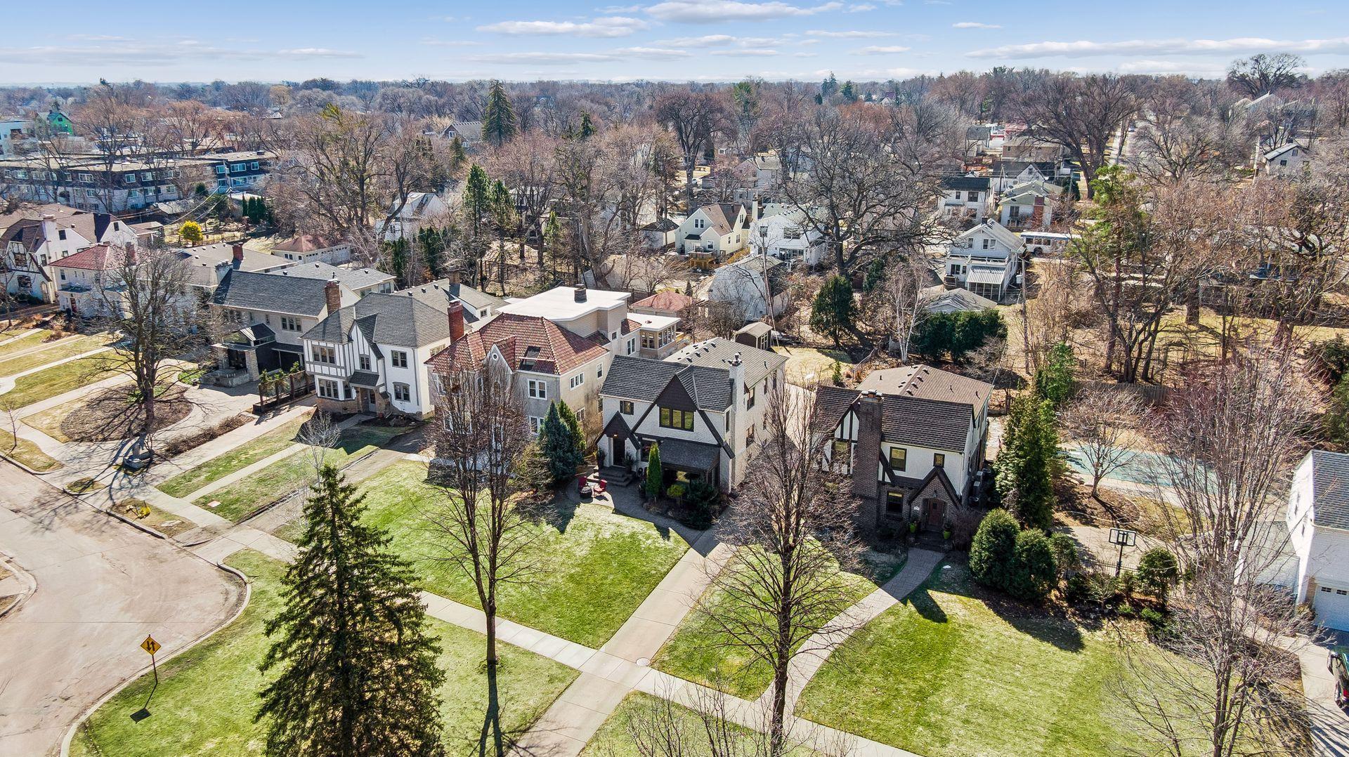 211 W Minnehaha Parkway