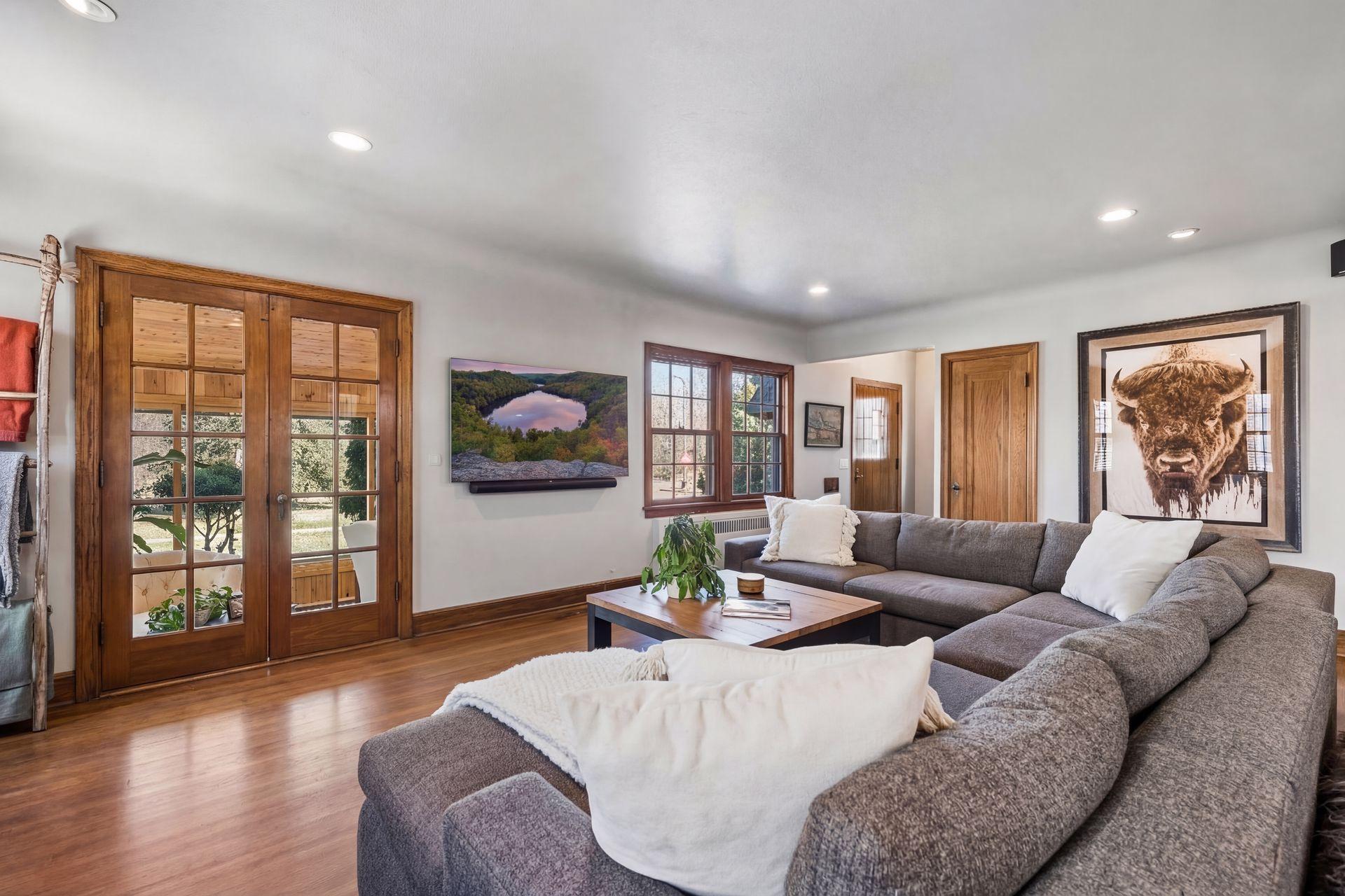 211 W Minnehaha Parkway