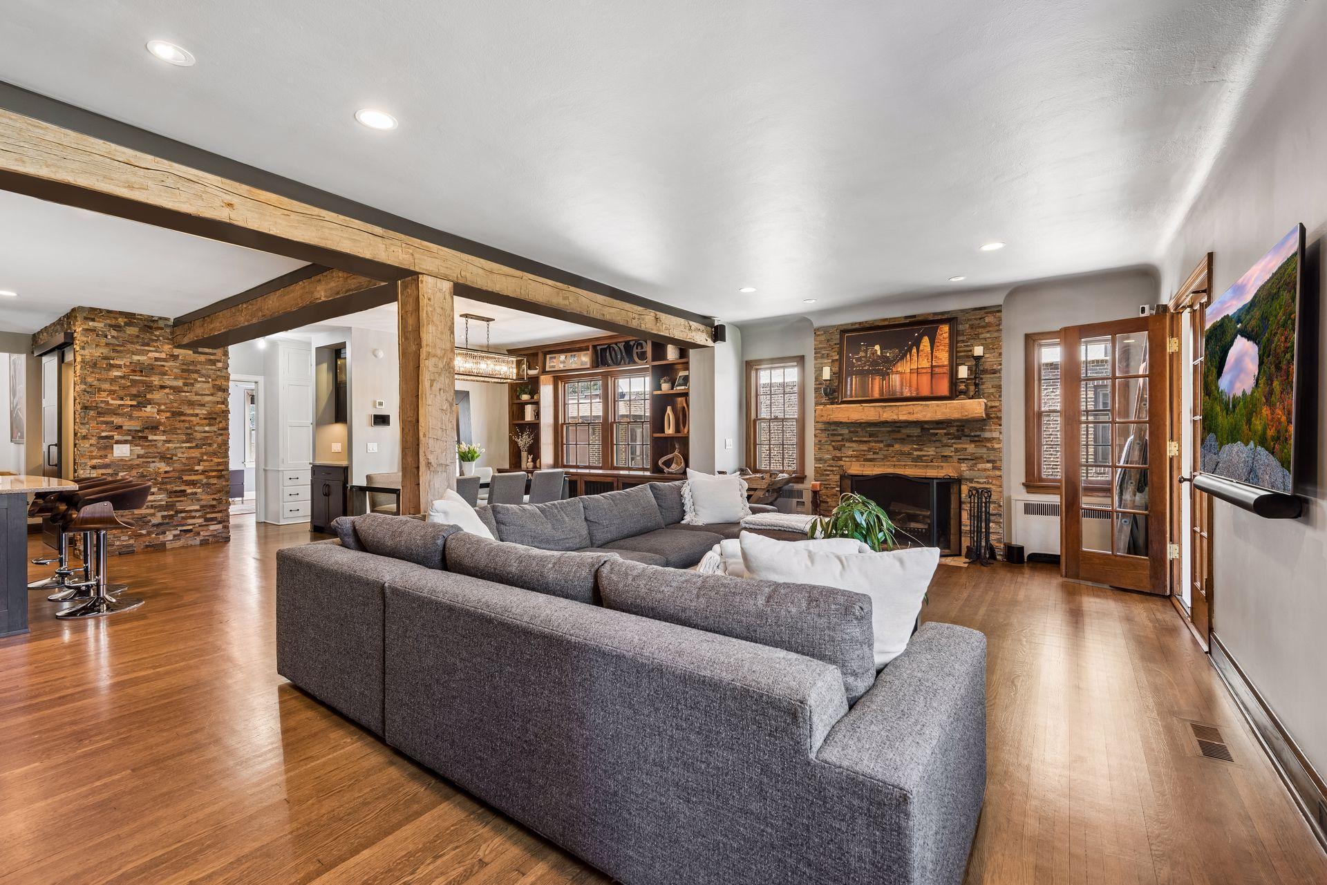 211 W Minnehaha Parkway