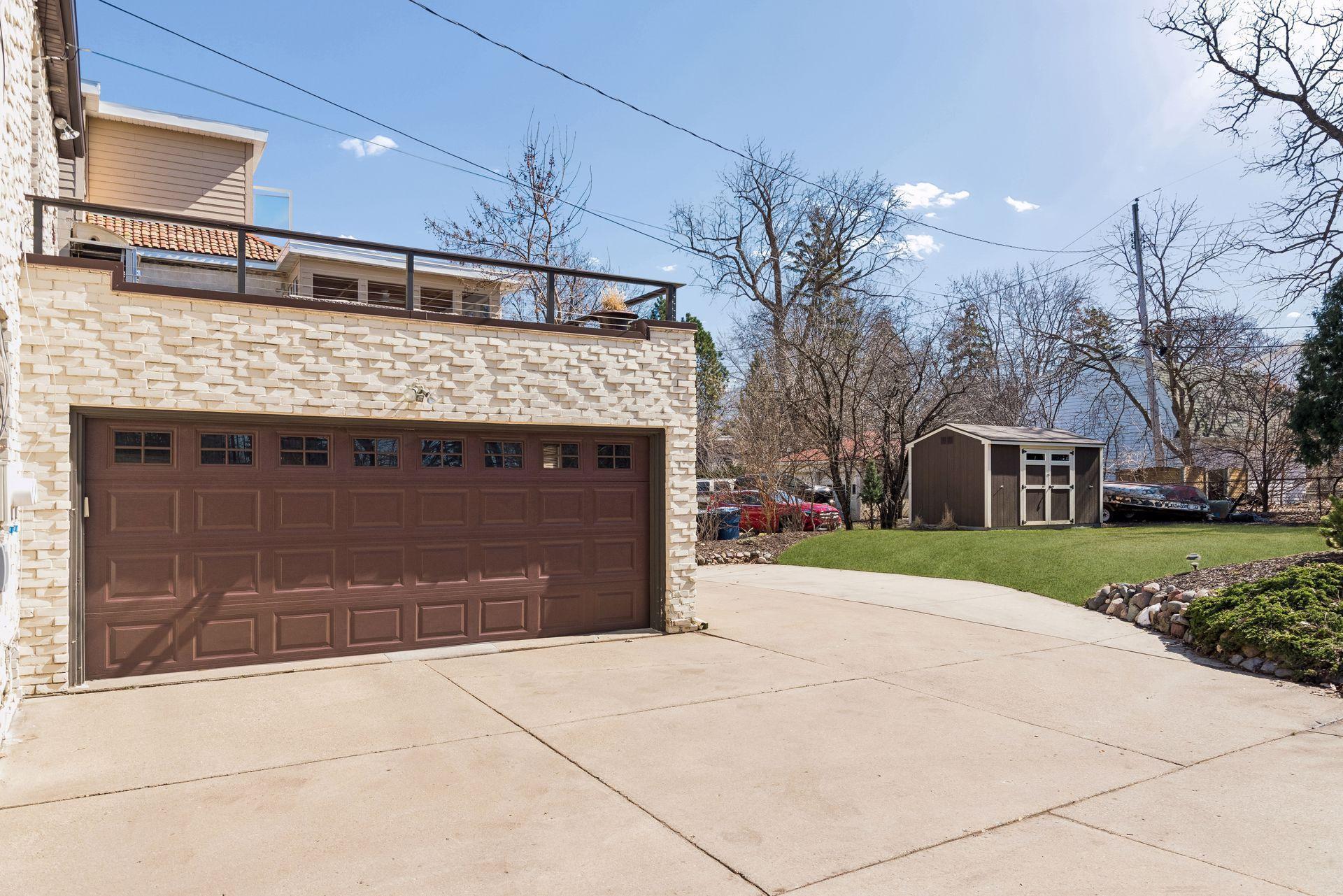 211 W Minnehaha Parkway