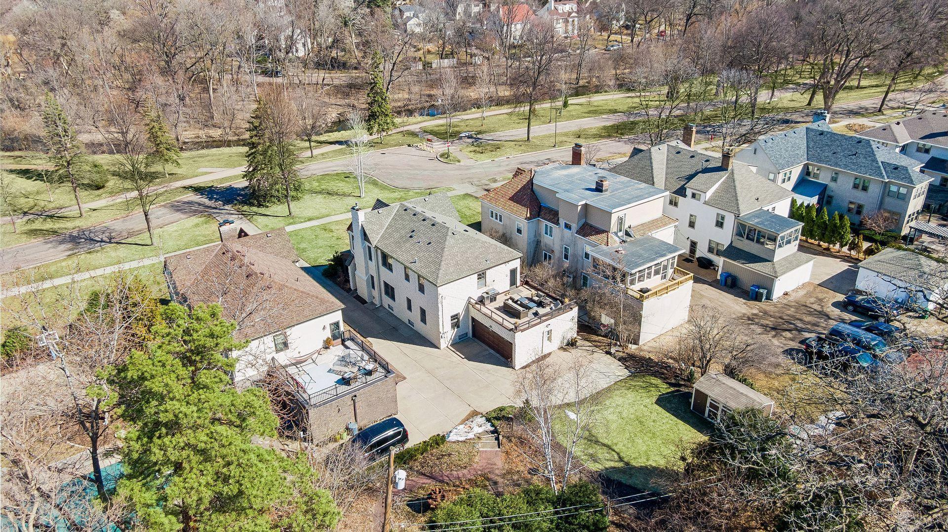 211 W Minnehaha Parkway