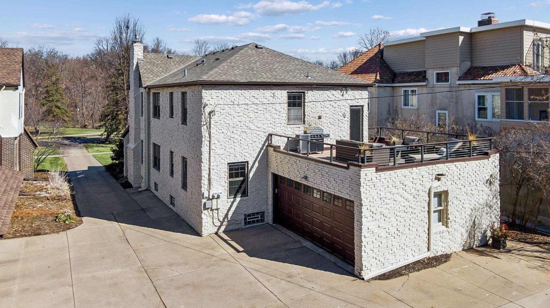 211 W Minnehaha Parkway