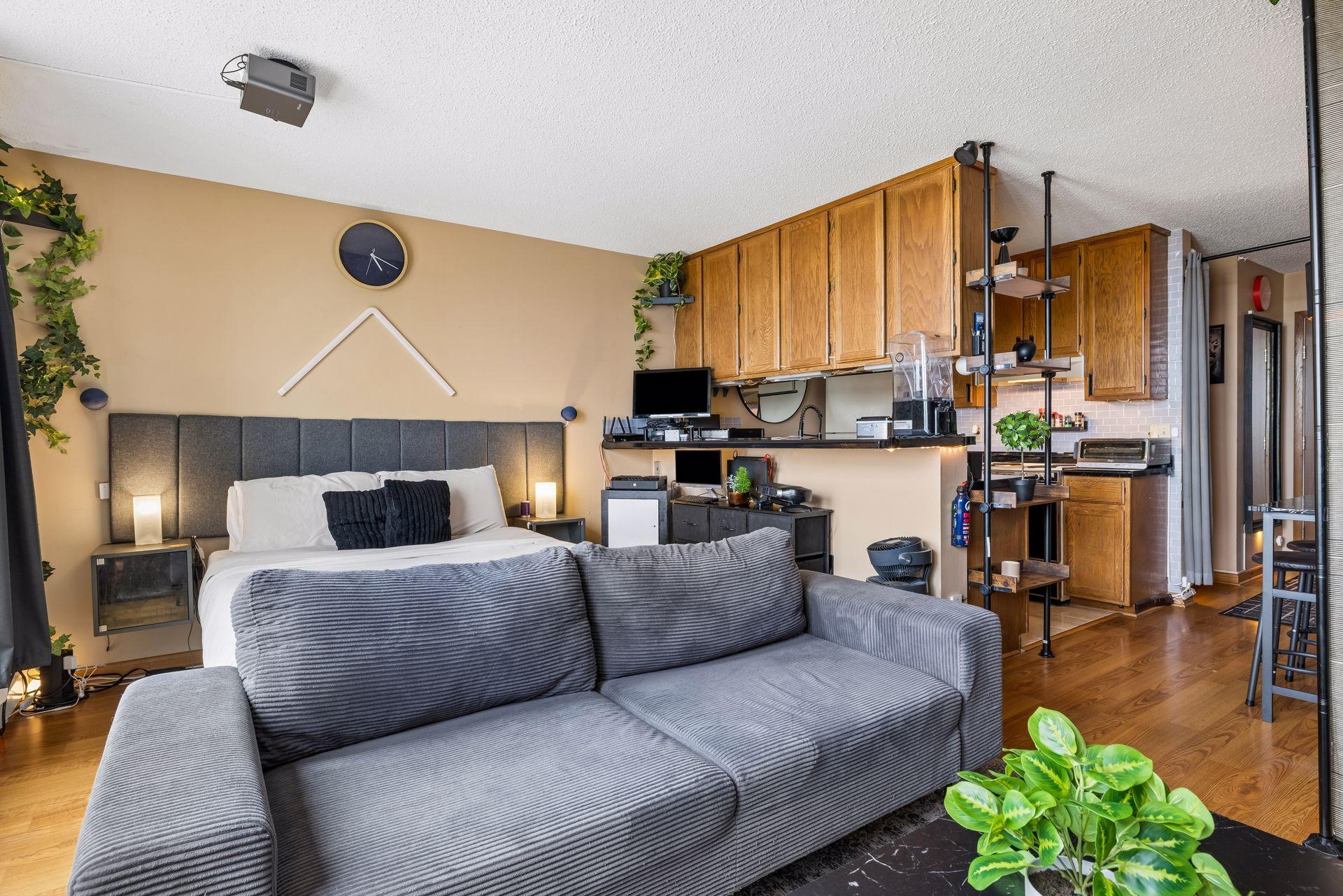 433 S 7th Street Unit: 1704