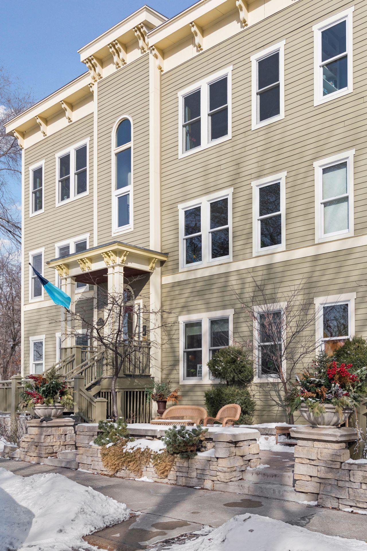 49 Island Avenue W