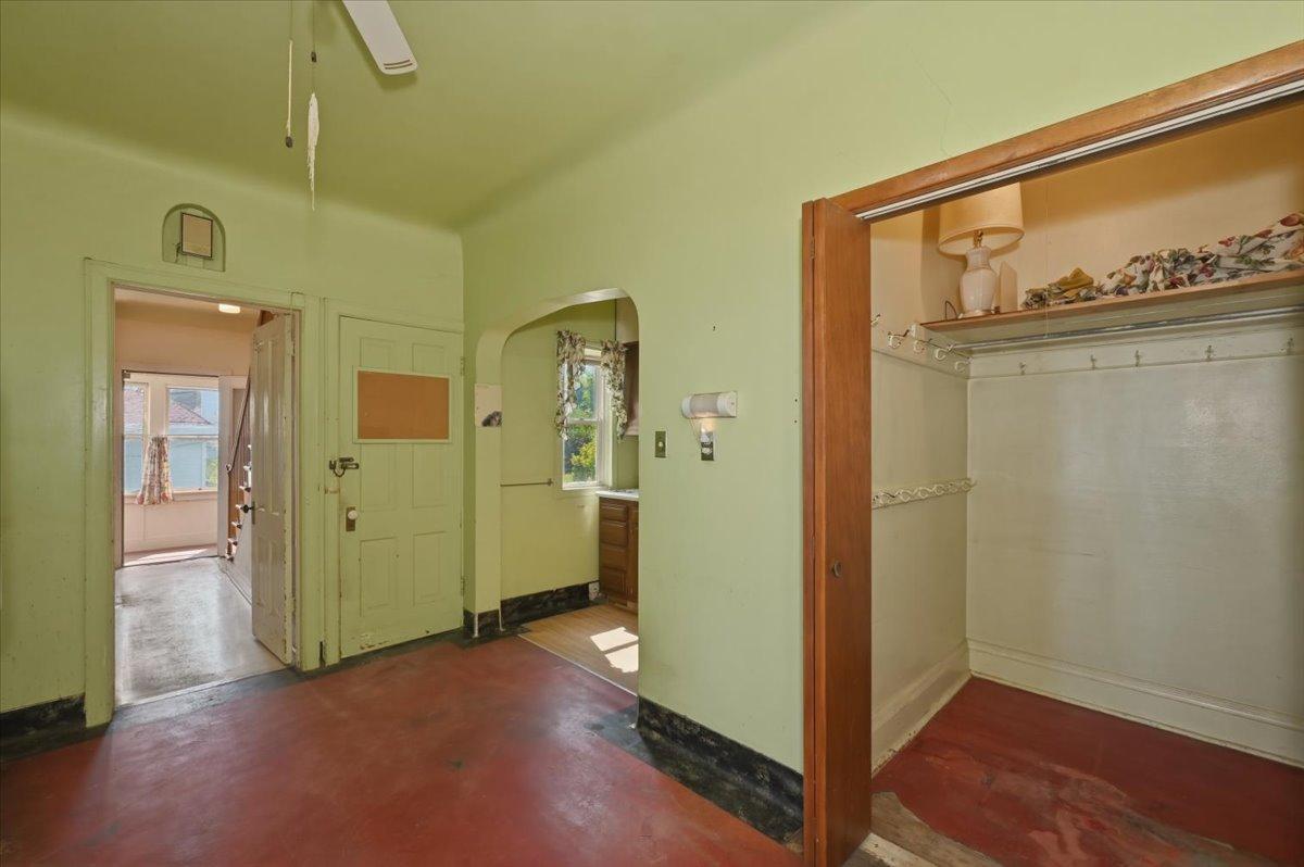230 N 18th Avenue W