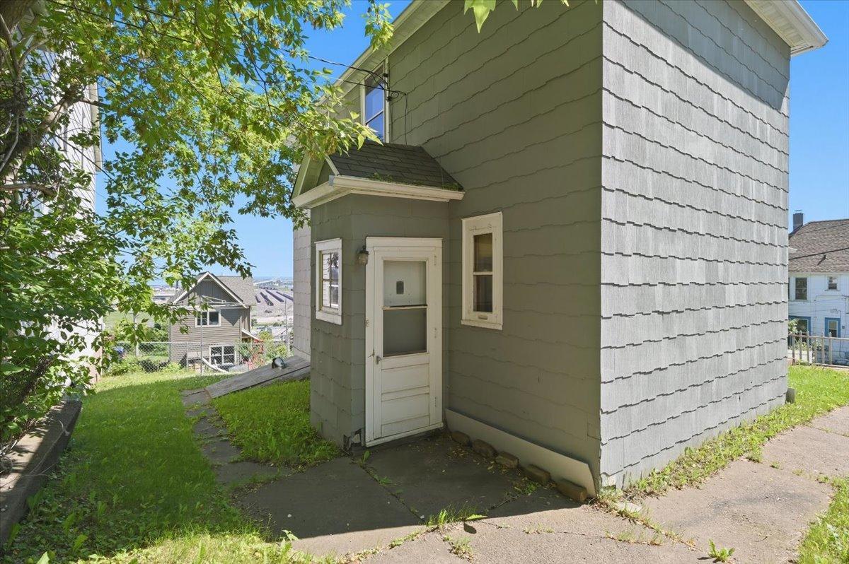 230 N 18th Avenue W