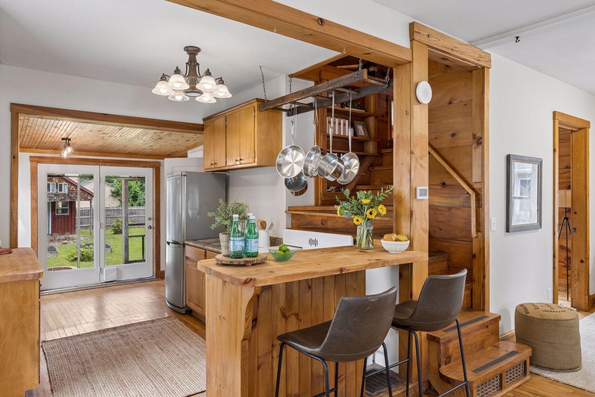 299 Sidney Street W