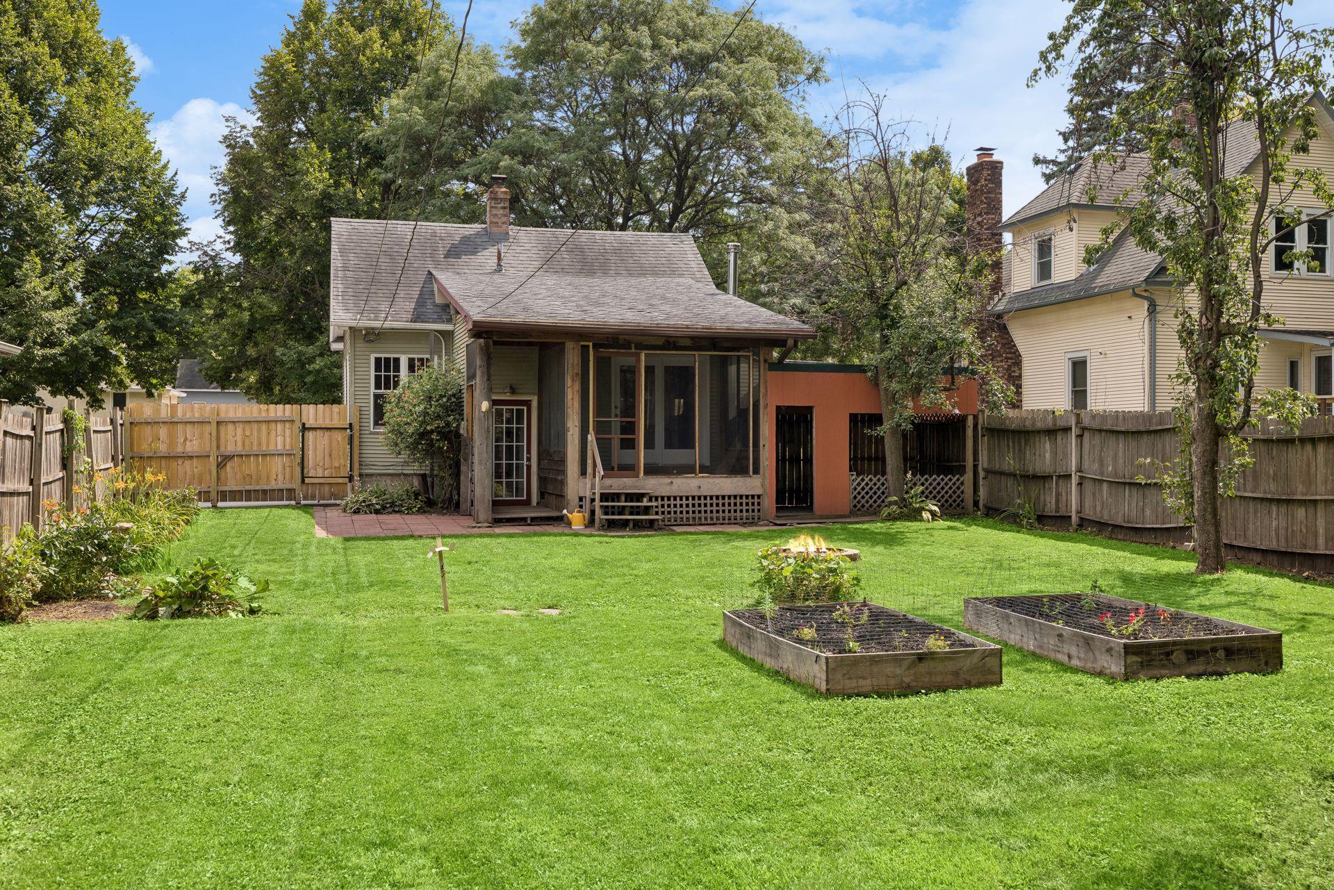 299 Sidney Street W