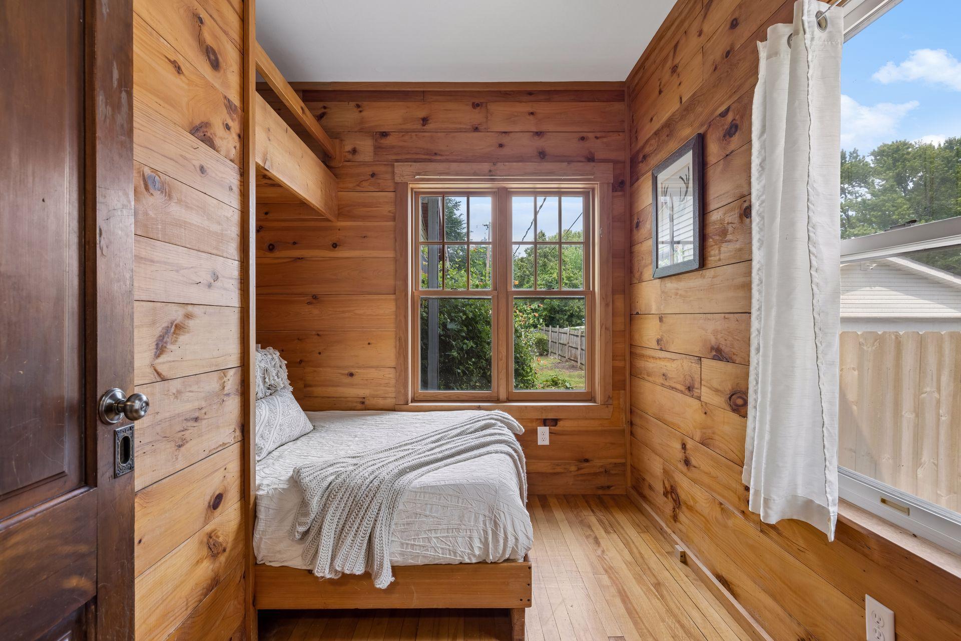 299 Sidney Street W
