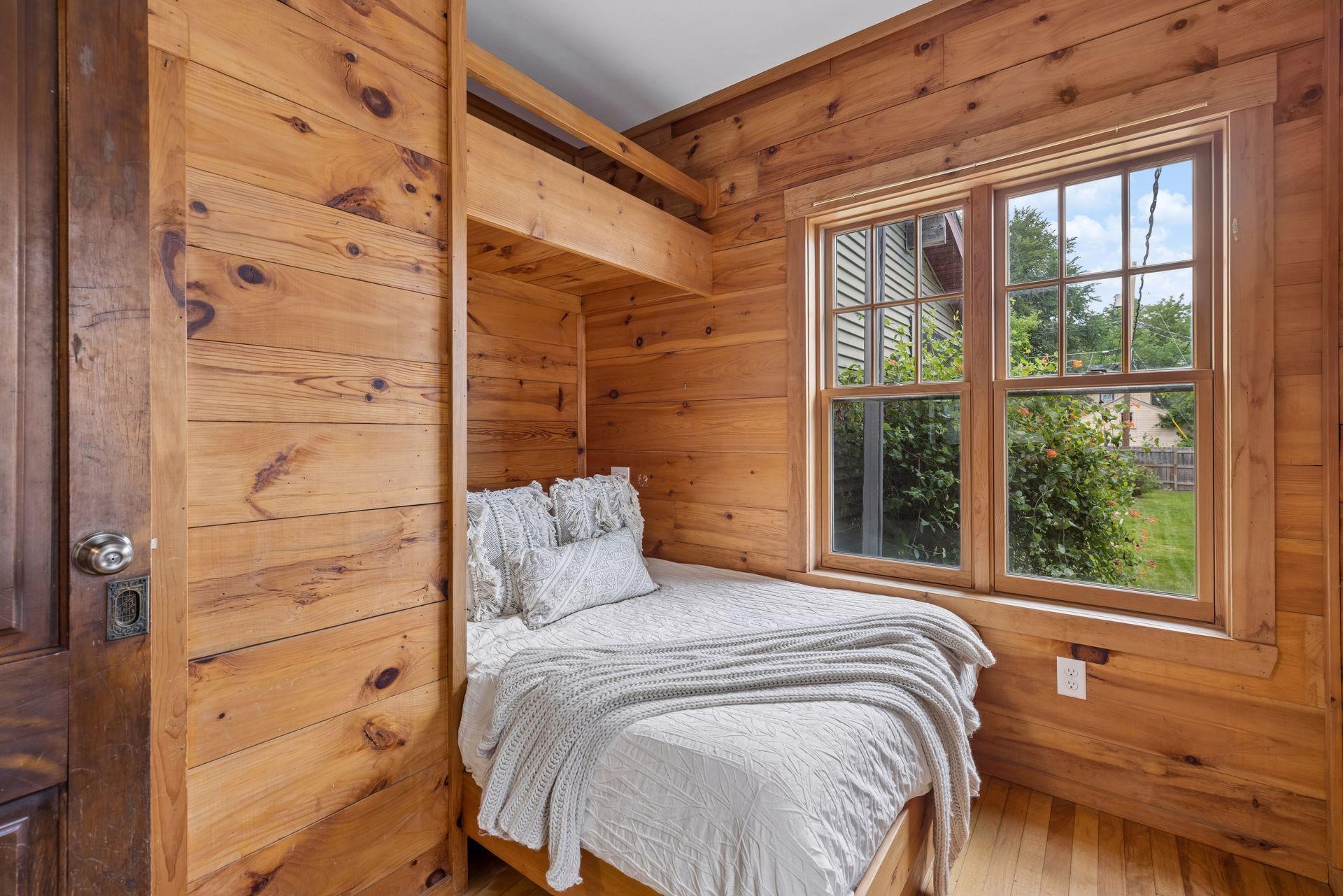 299 Sidney Street W