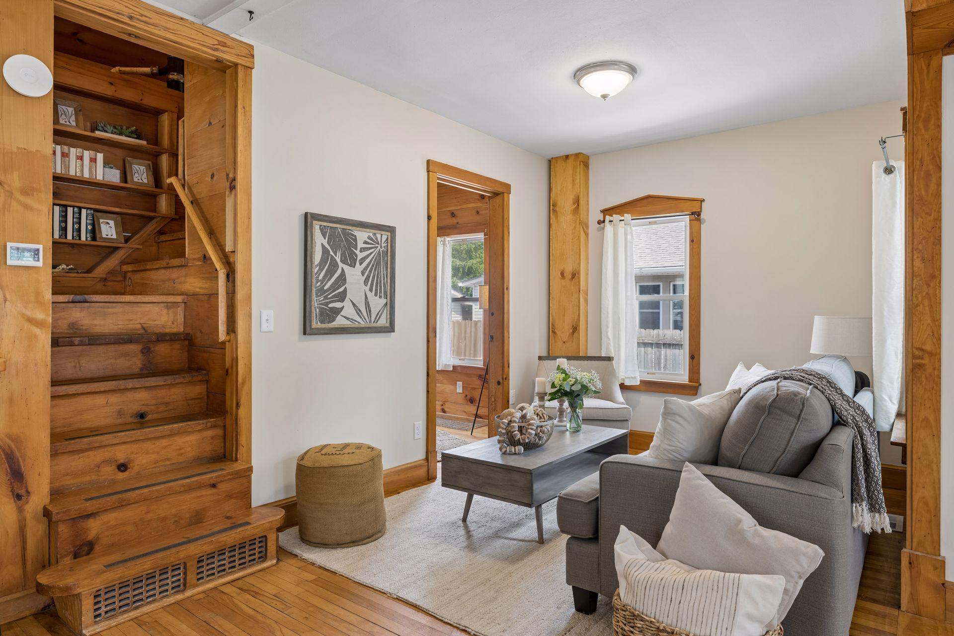 299 Sidney Street W