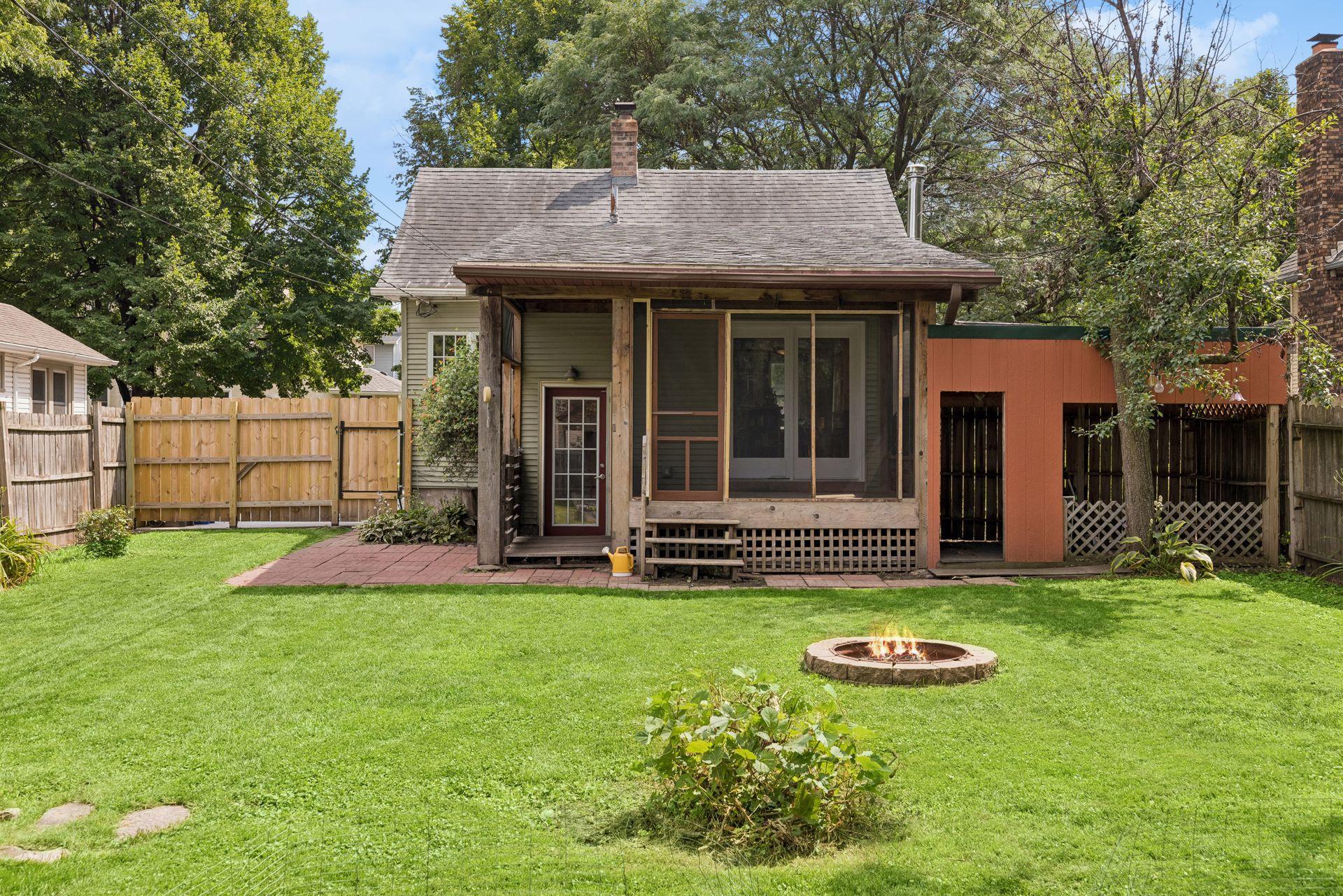299 Sidney Street W