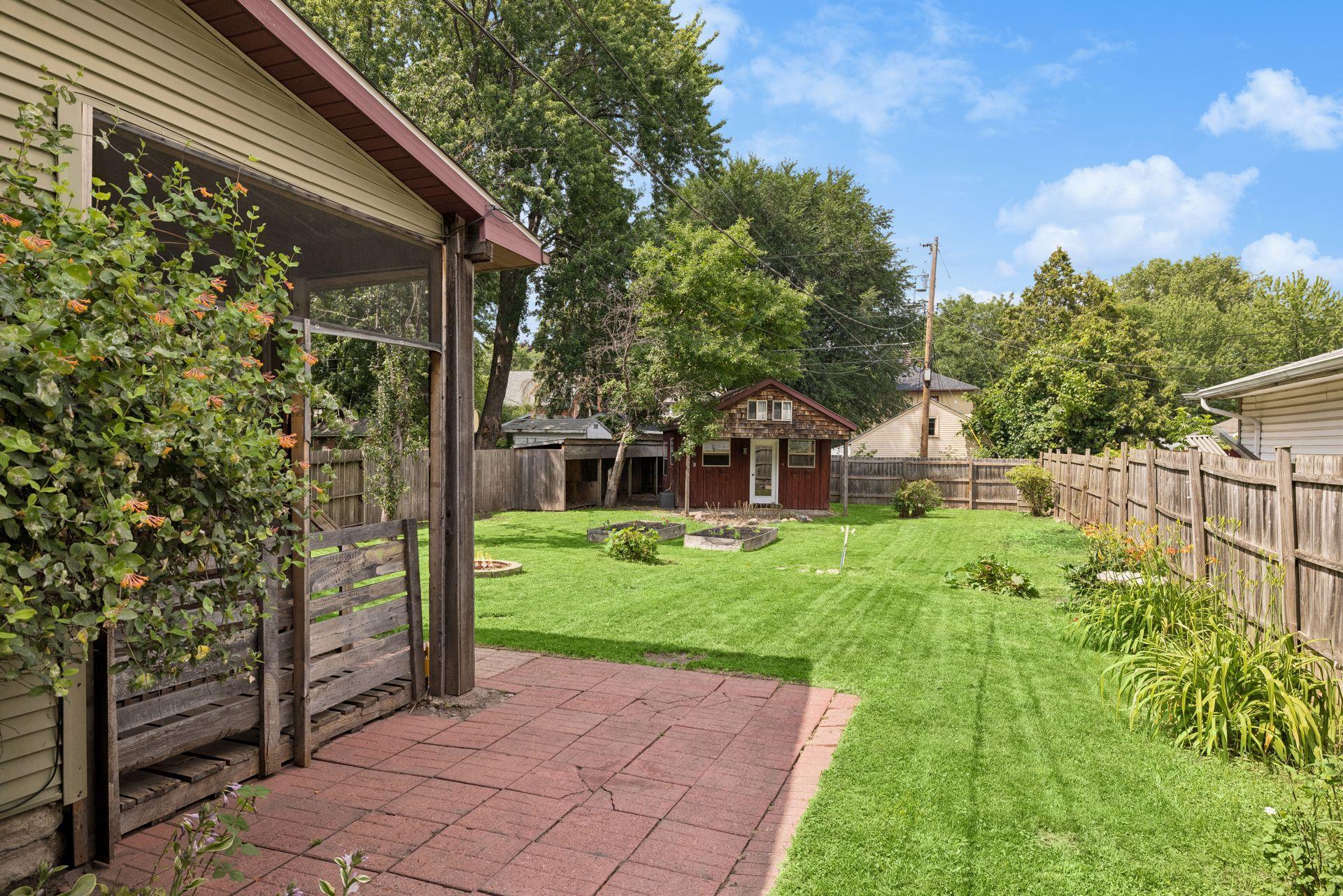 299 Sidney Street W