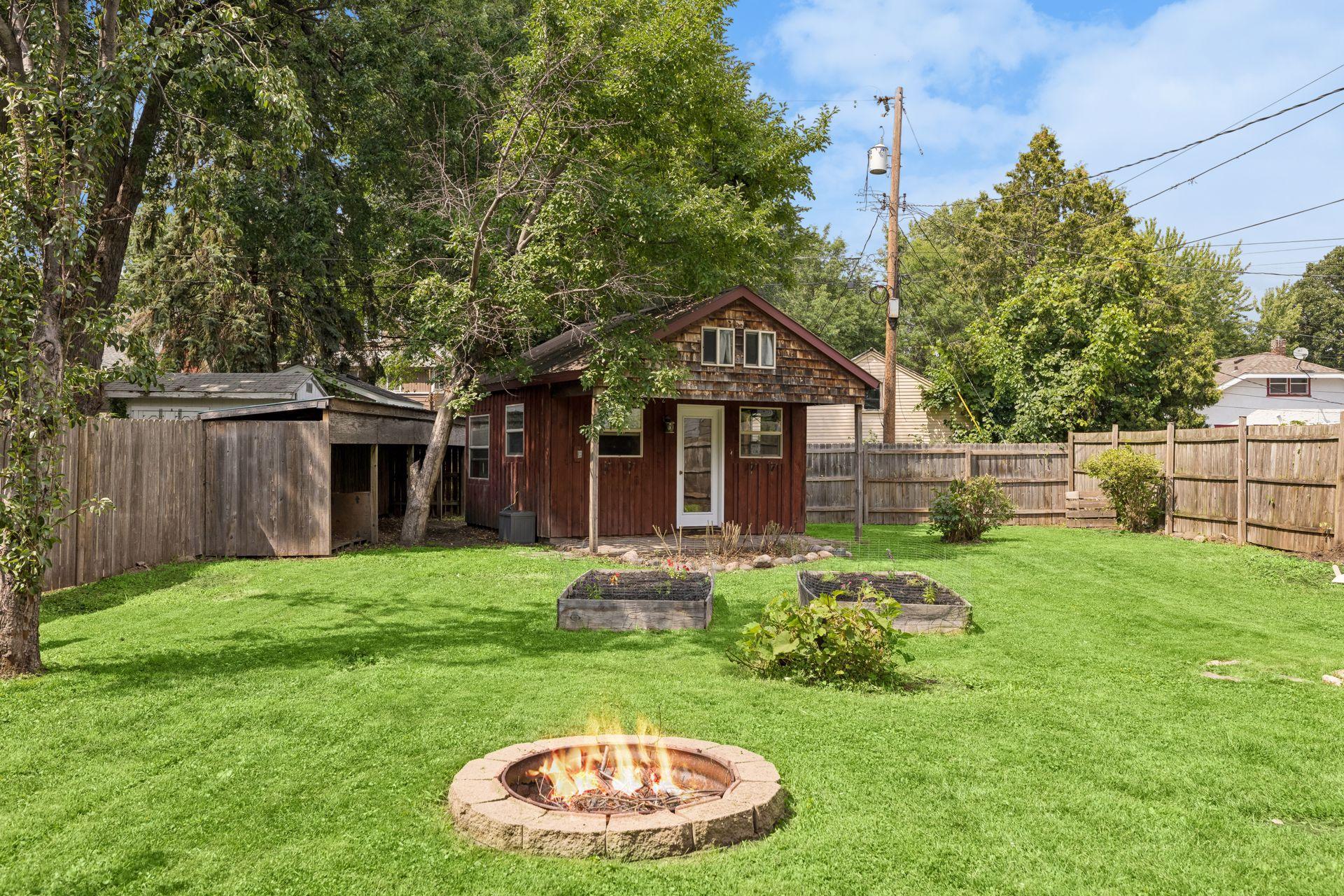 299 Sidney Street W