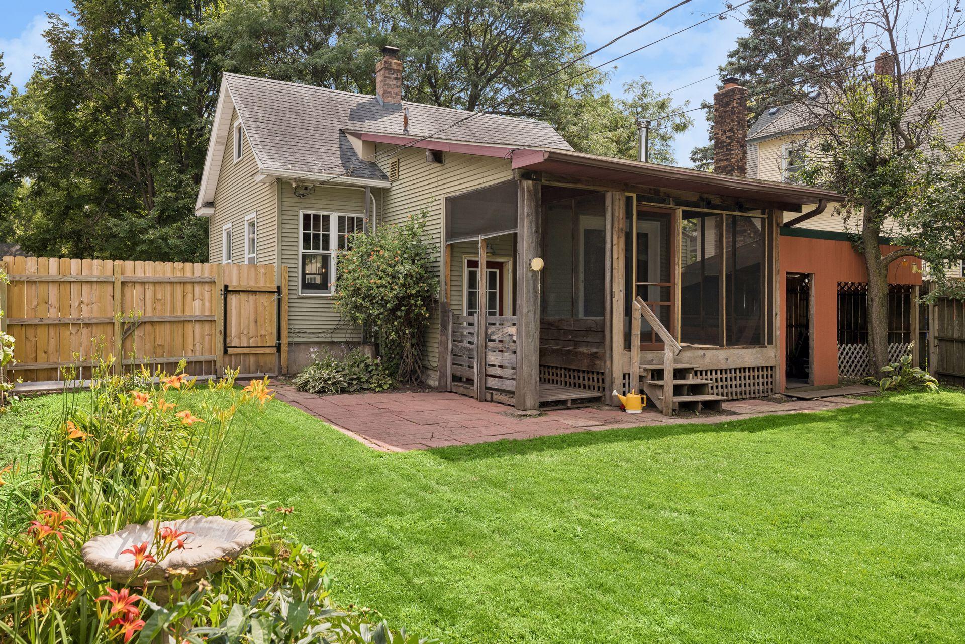 299 Sidney Street W