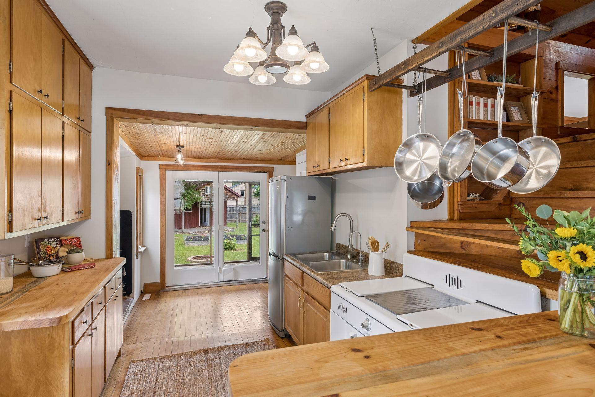 299 Sidney Street W