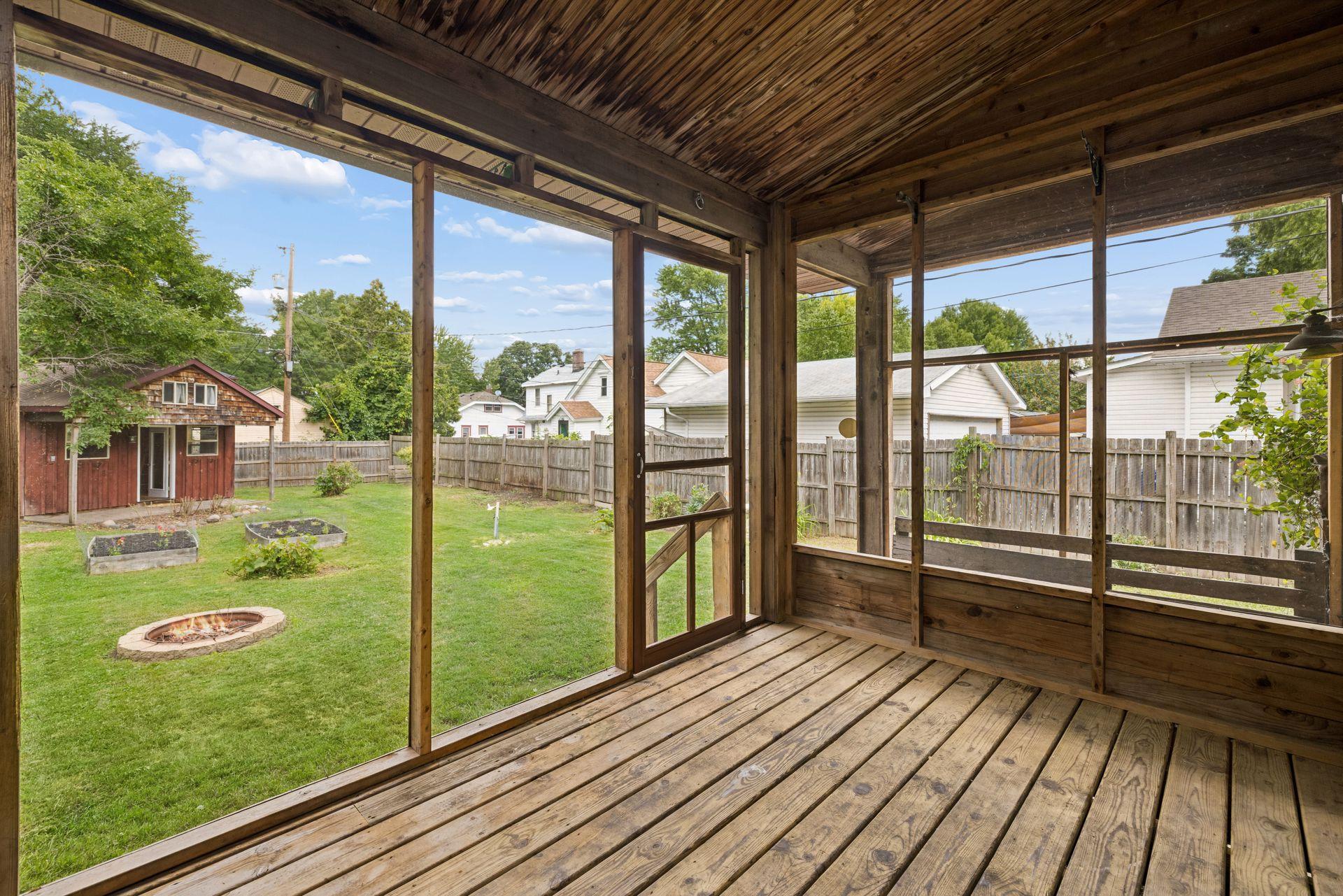 299 Sidney Street W