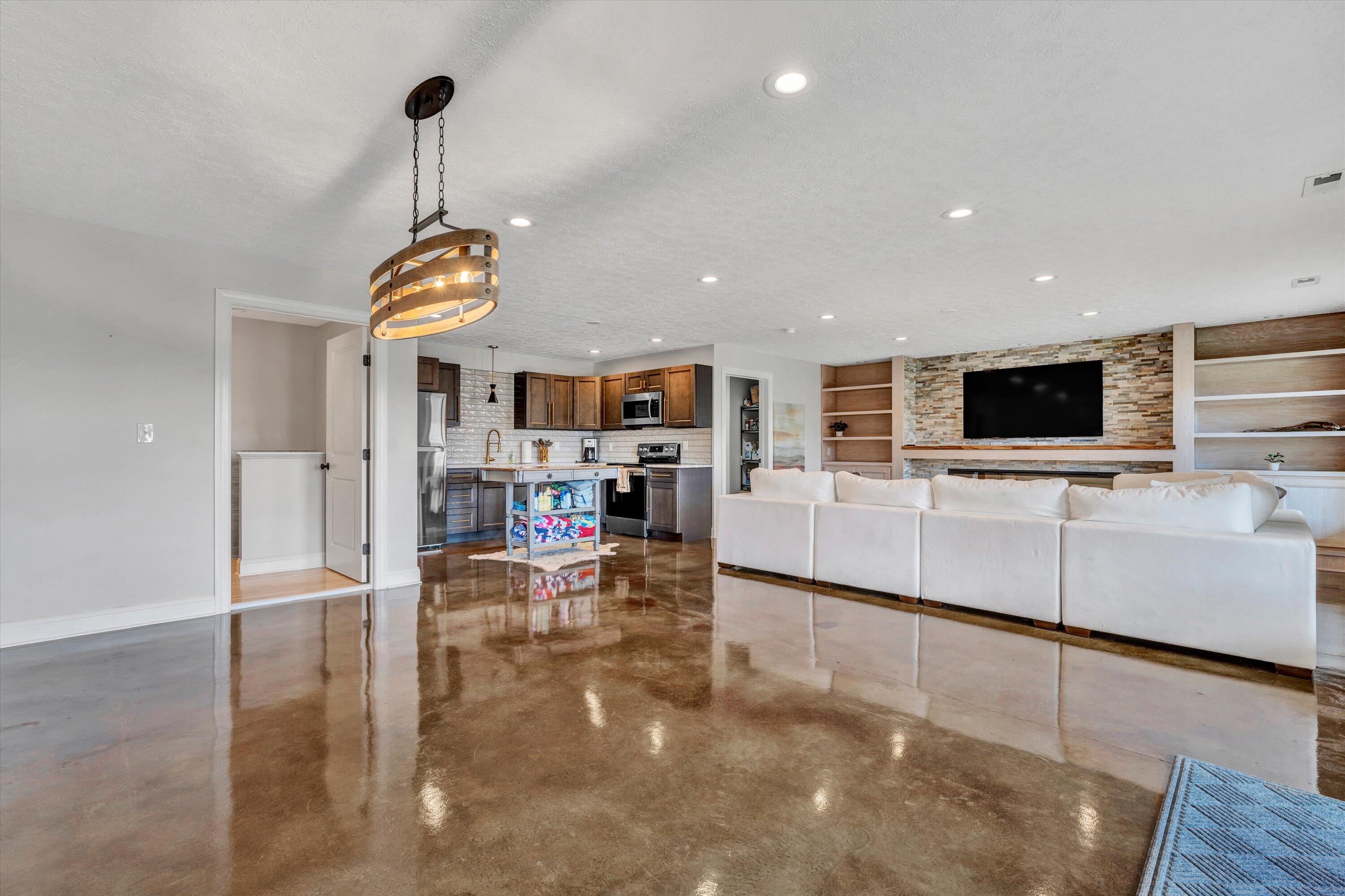 565 Backwoods LN