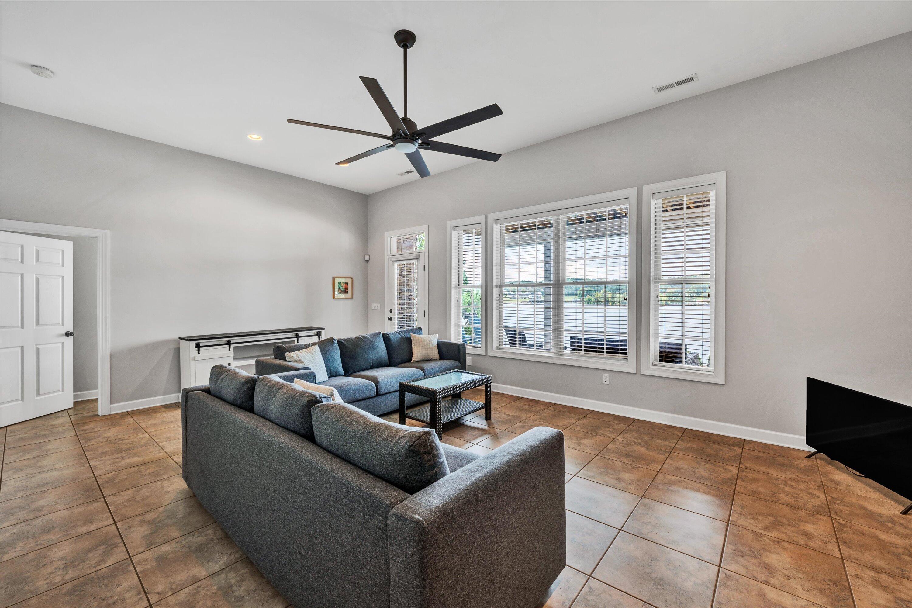 25 Westridge LN