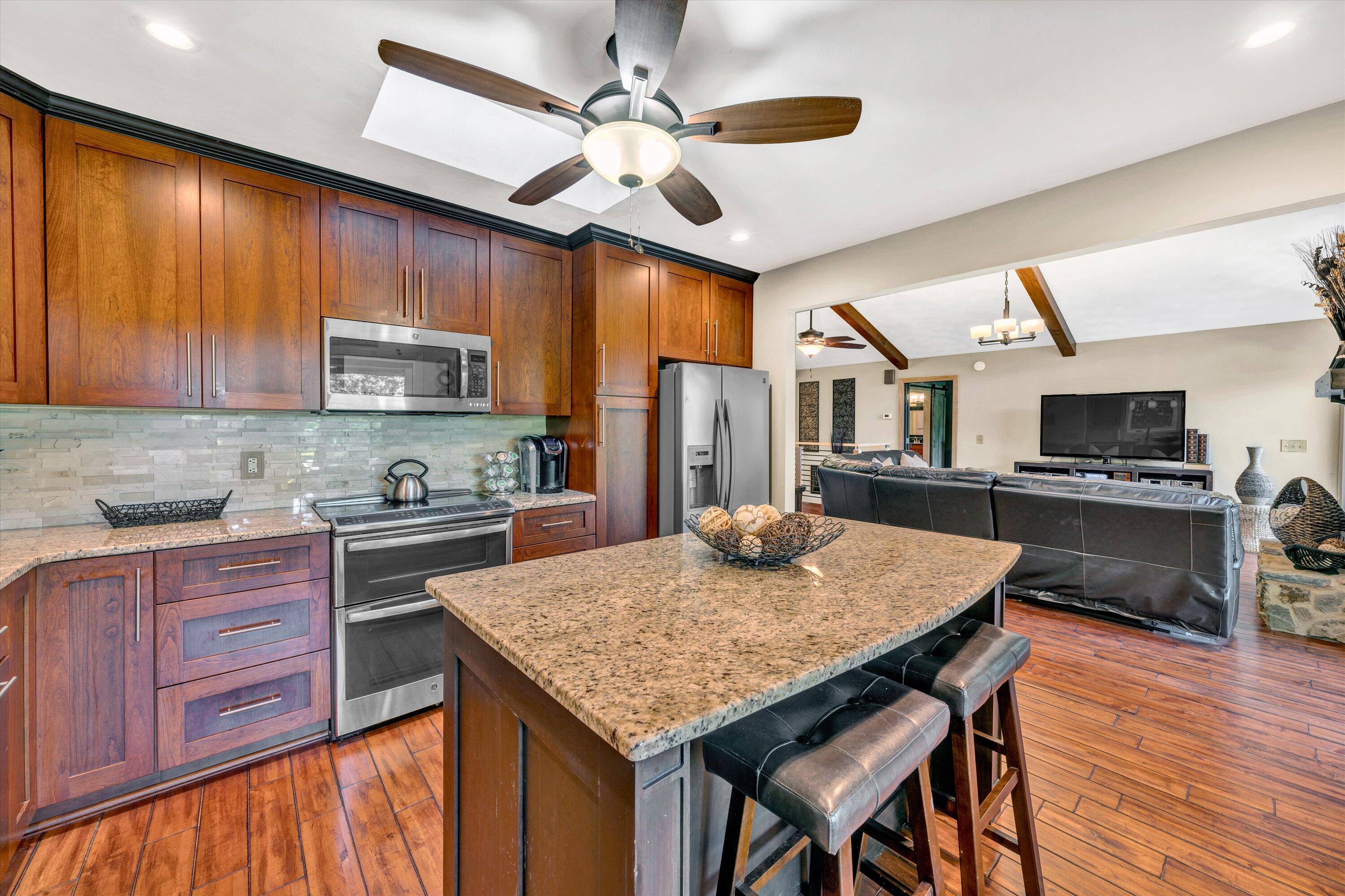 955 Oakshire LN