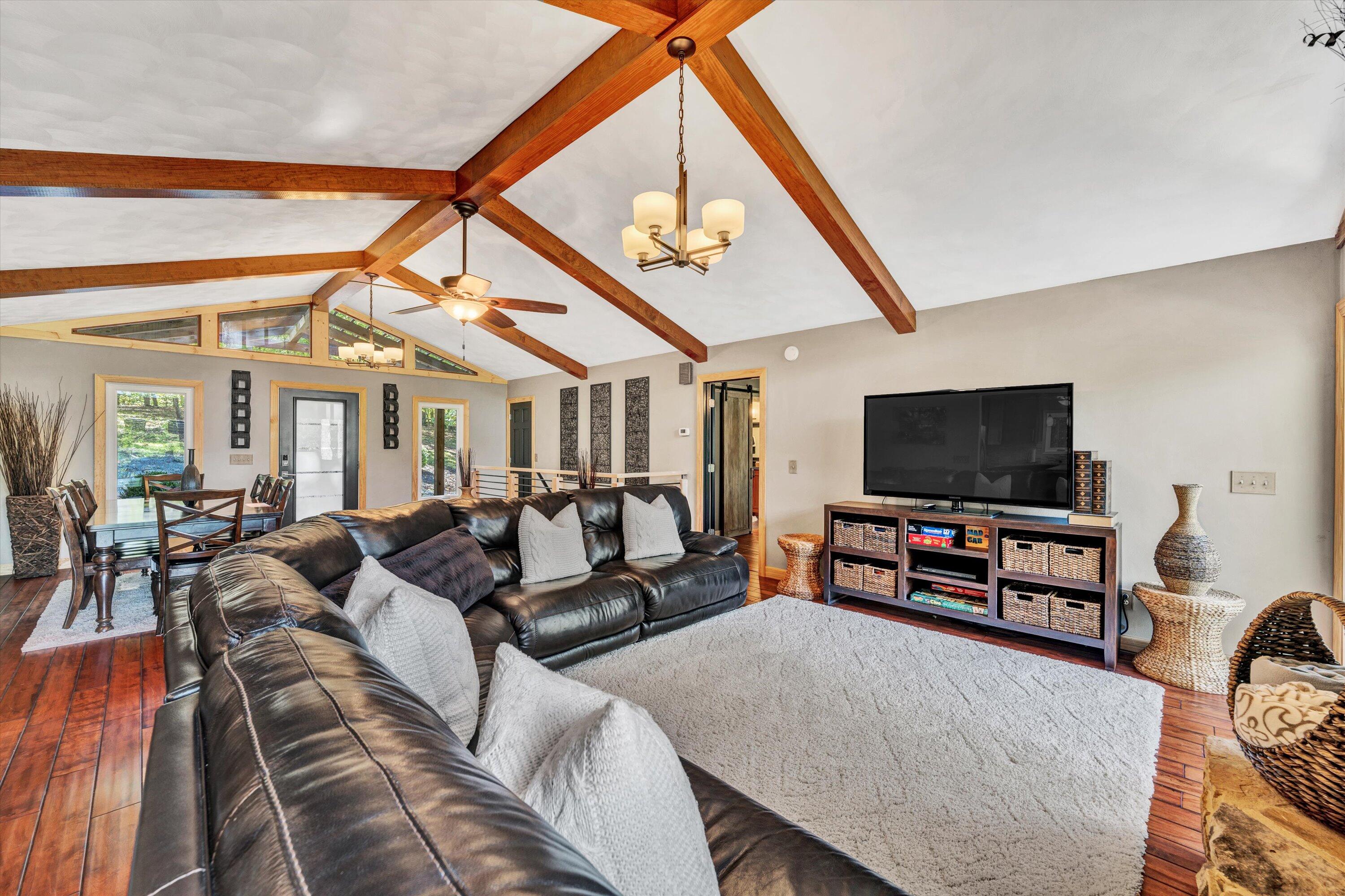 955 Oakshire LN