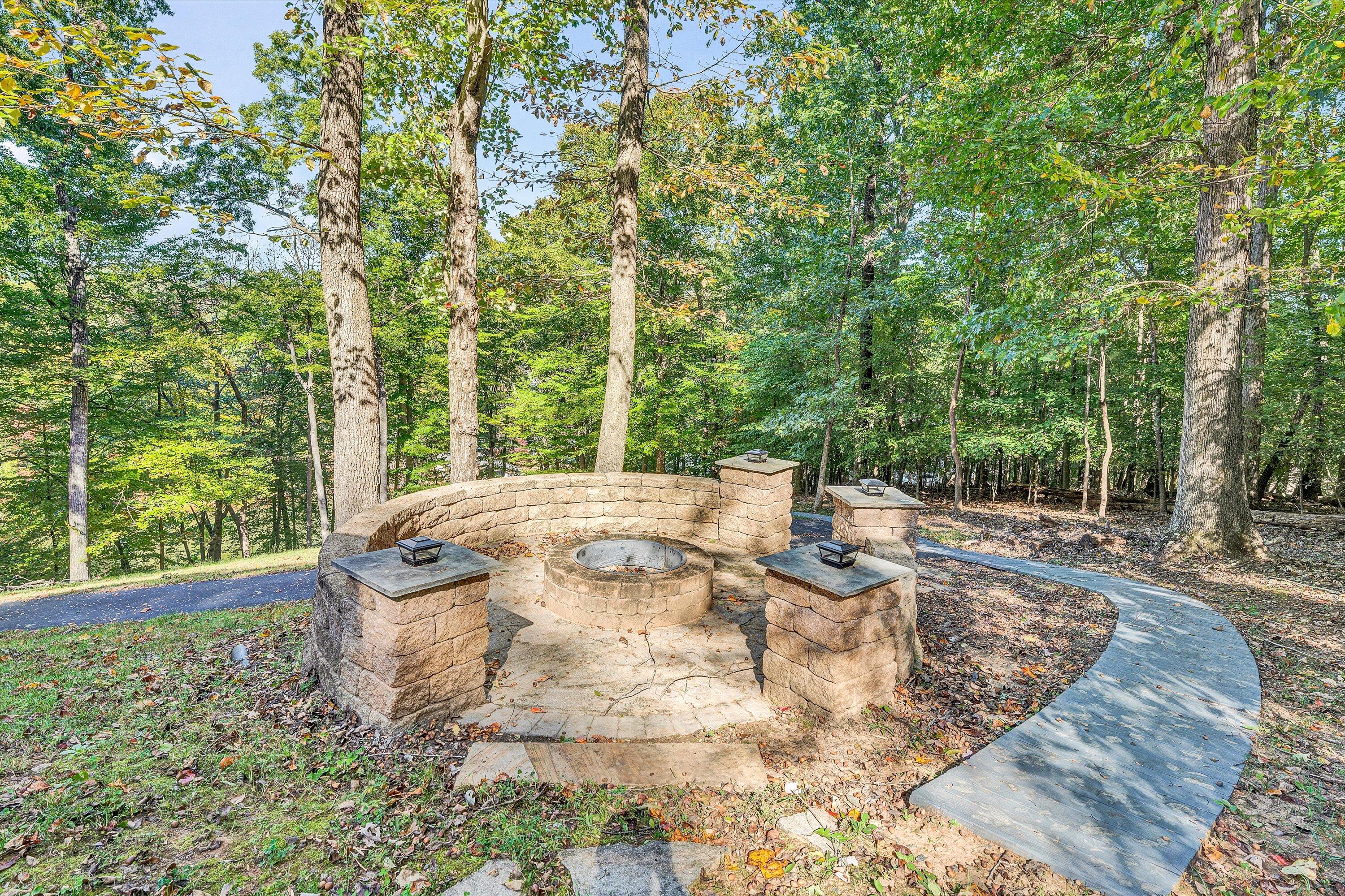 955 Oakshire LN