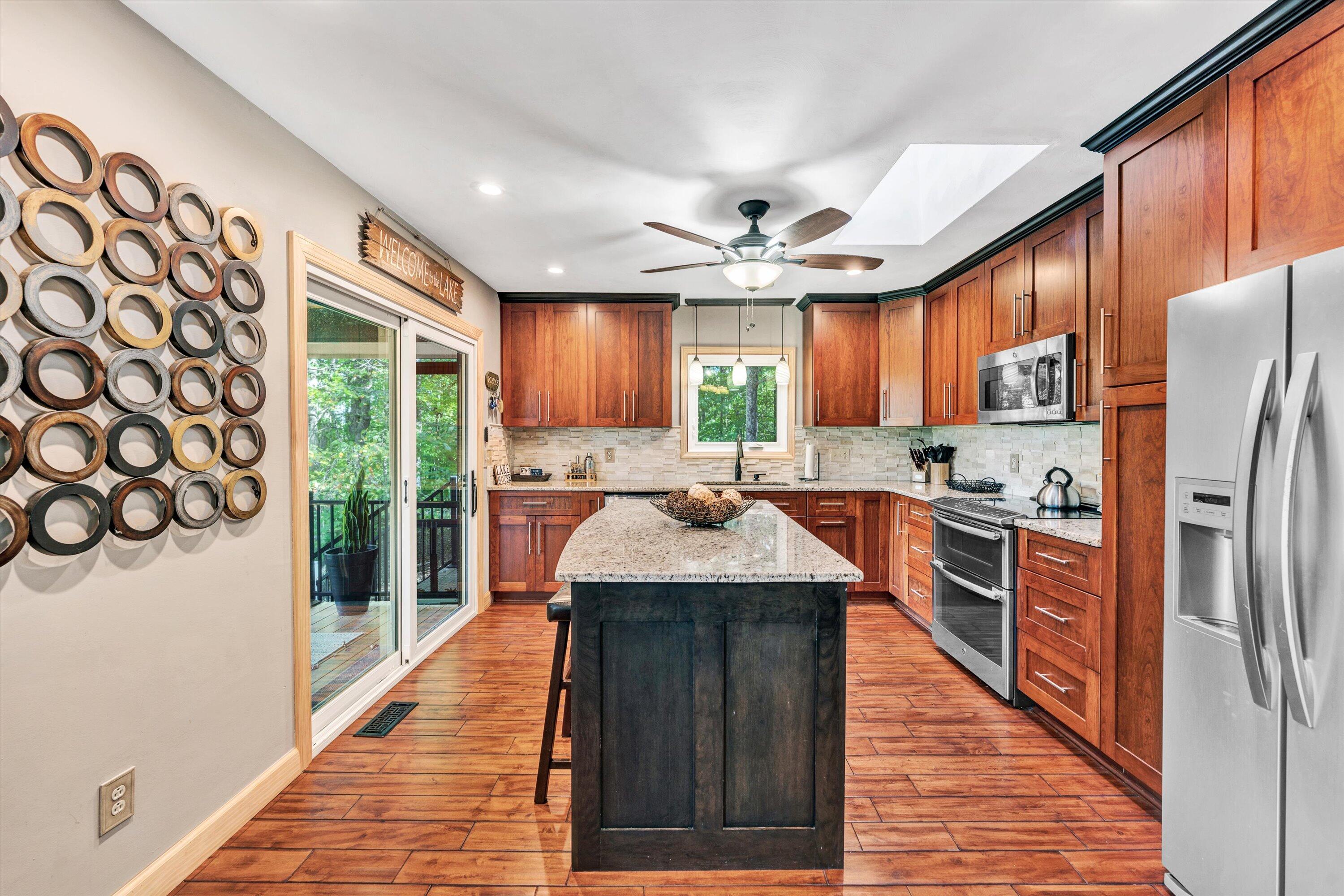 955 Oakshire LN