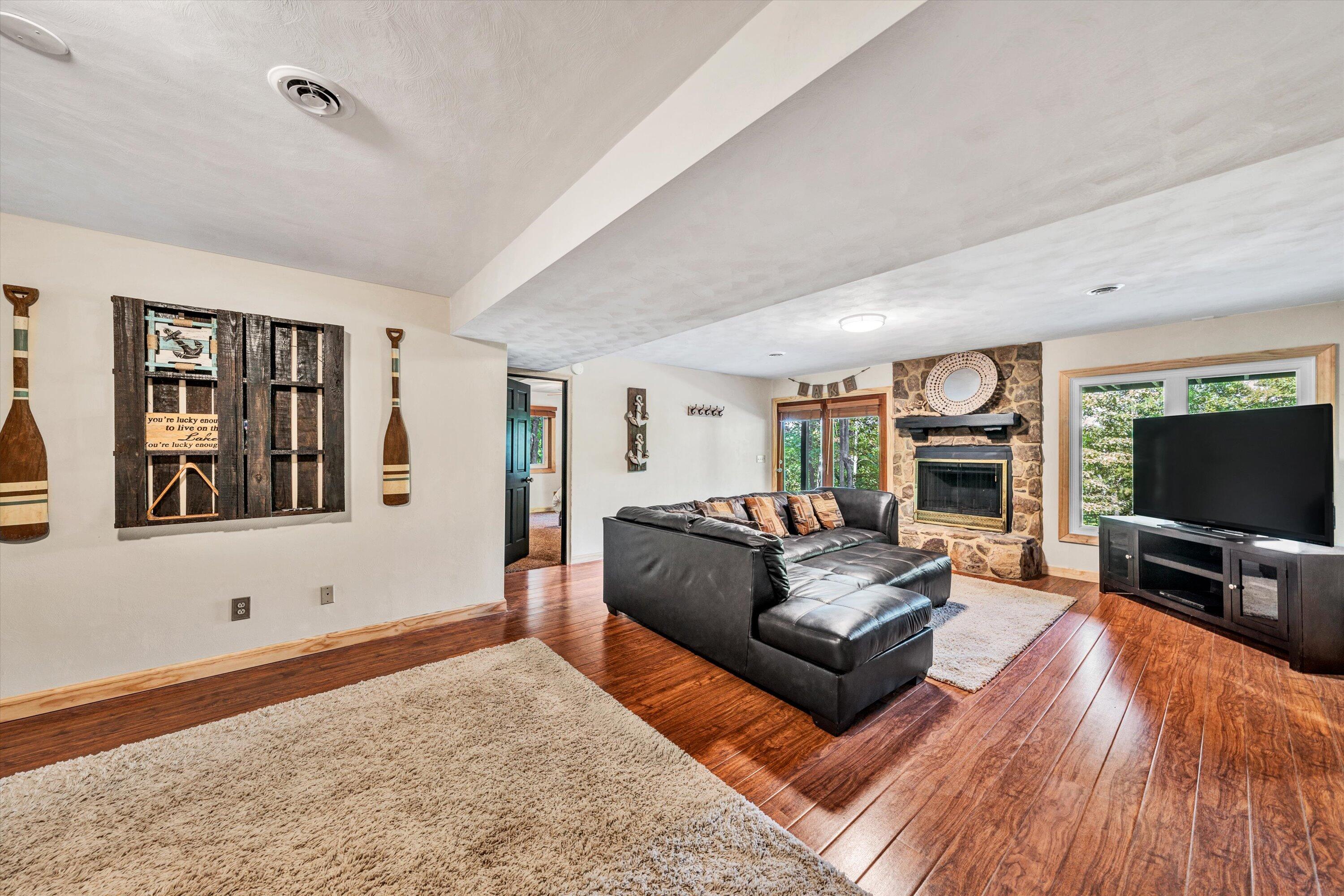 955 Oakshire LN