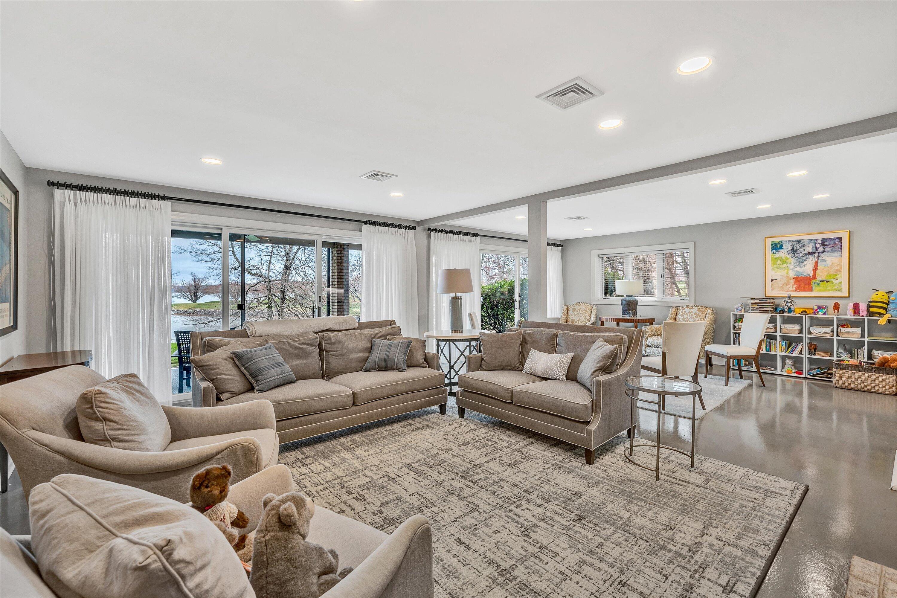 216 Island Green DR Unit: 11