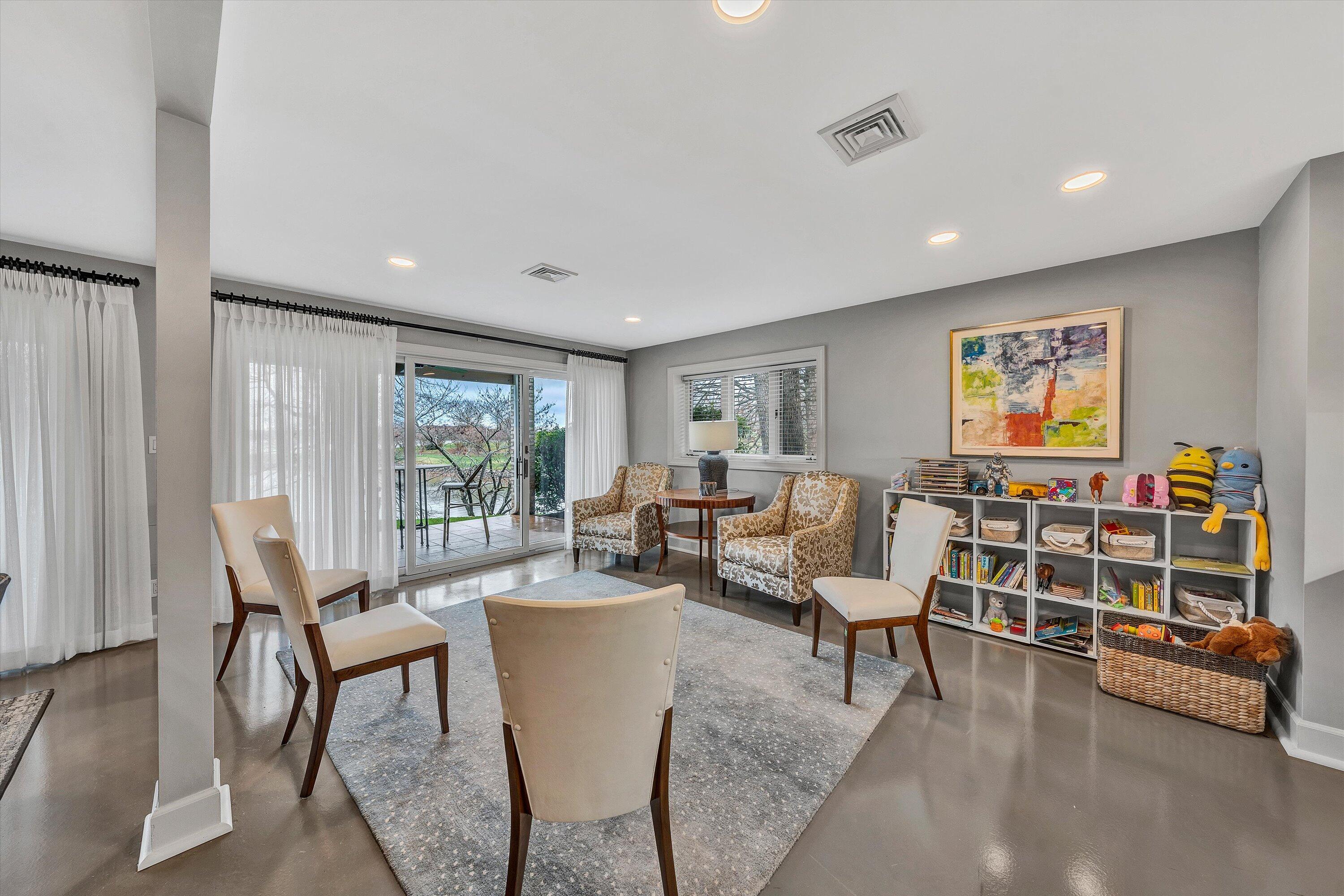 216 Island Green DR Unit: 11