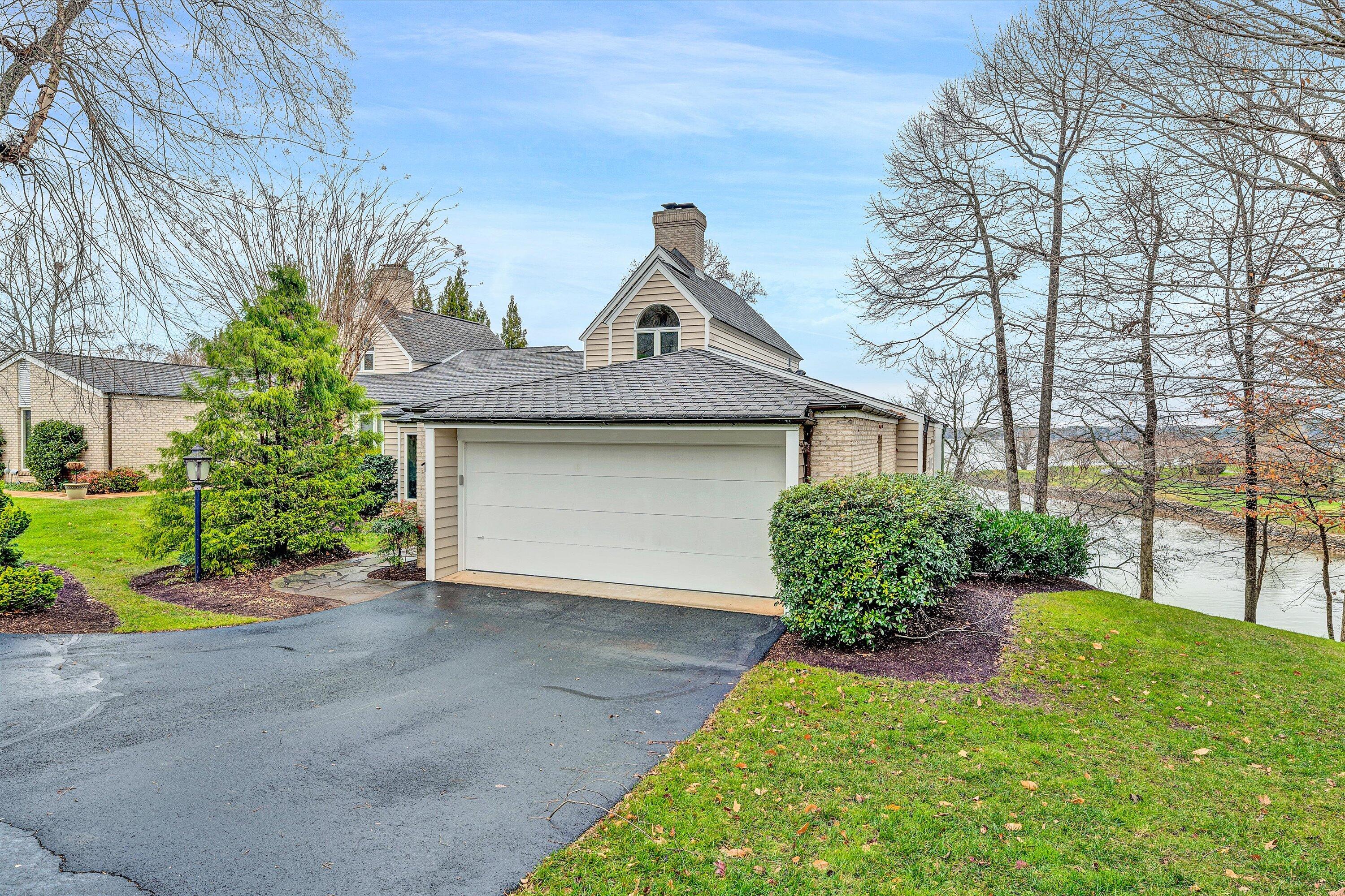 216 Island Green DR Unit: 11