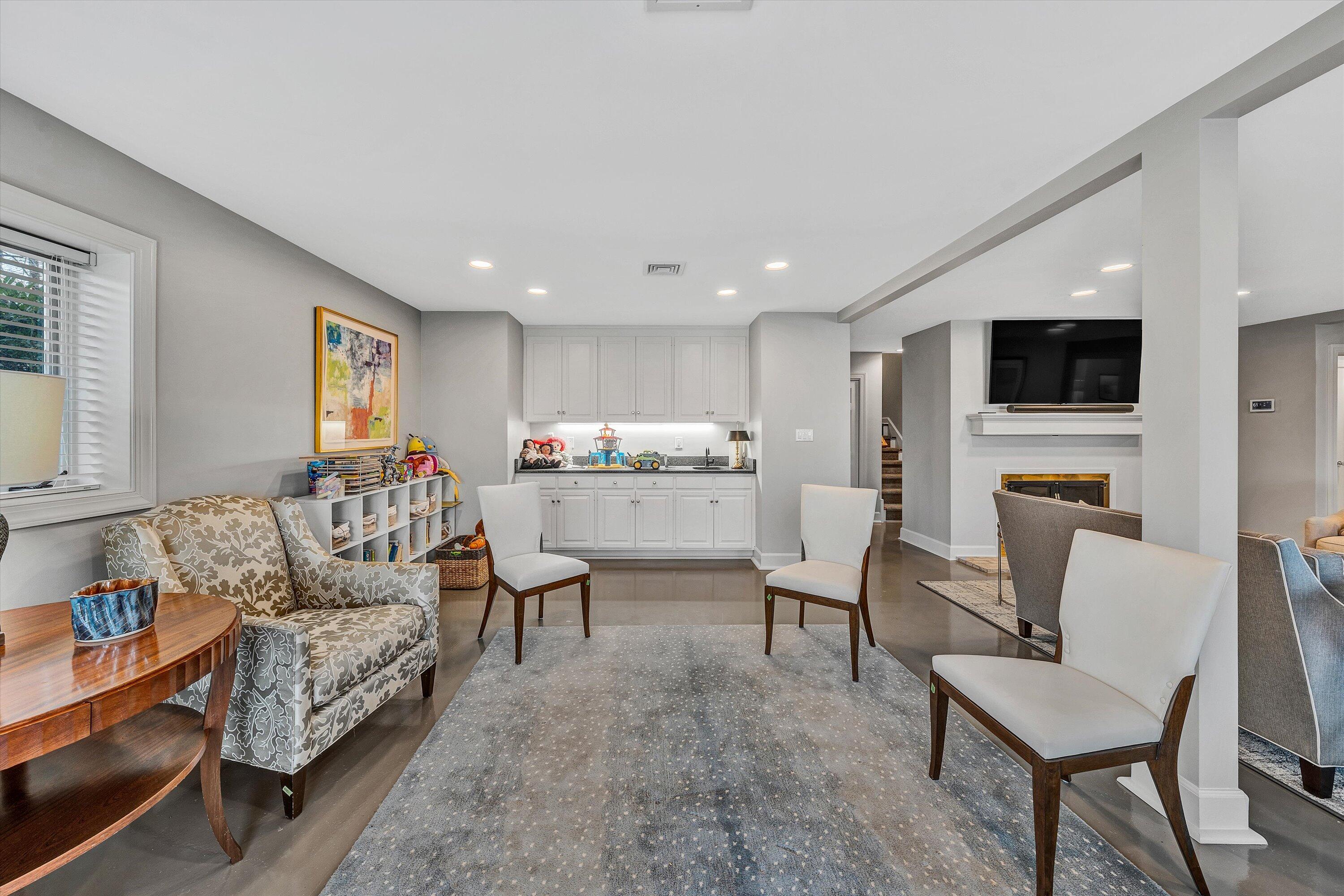 216 Island Green DR Unit: 11