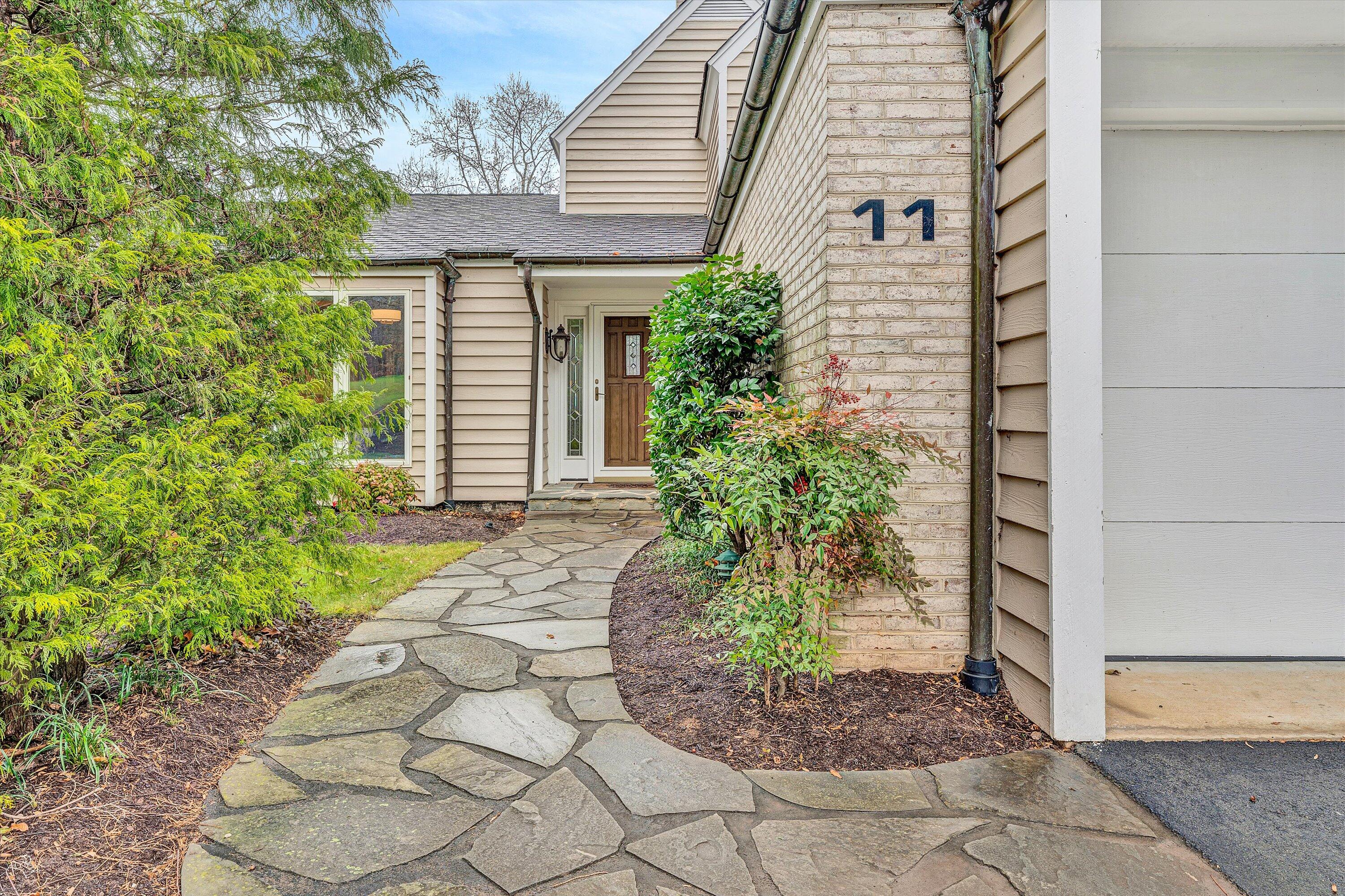 216 Island Green DR Unit: 11