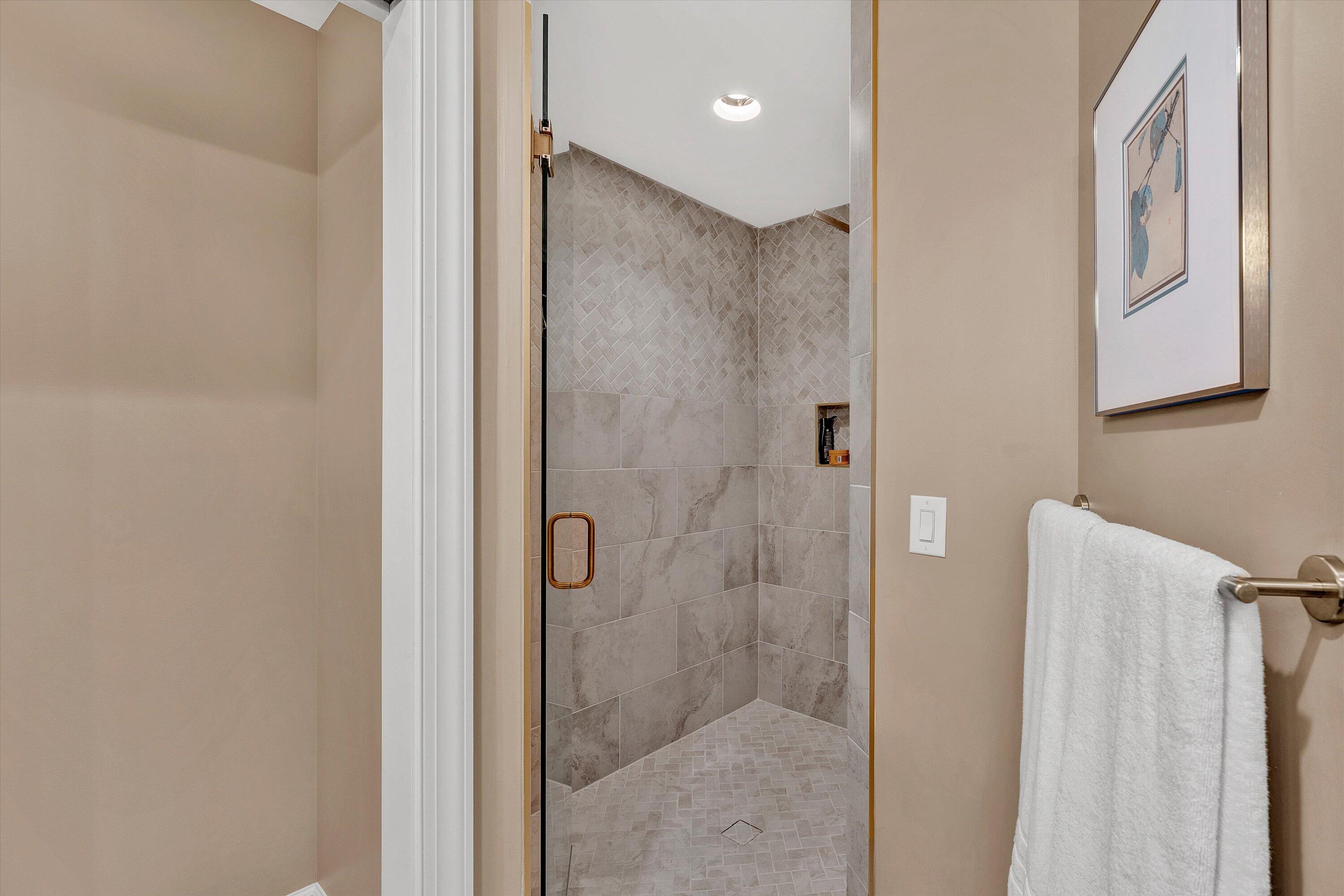 216 Island Green DR Unit: 11