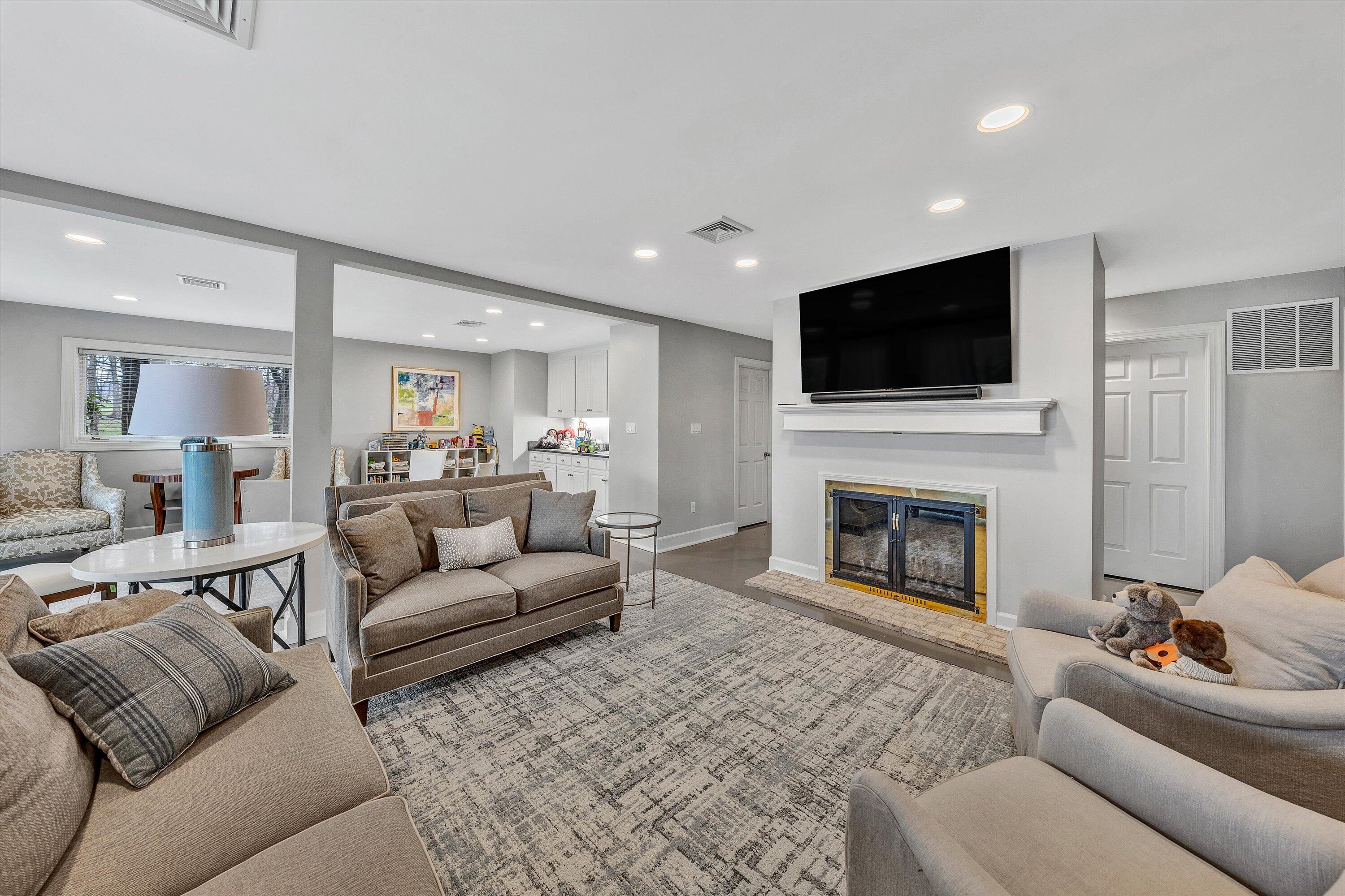 216 Island Green DR Unit: 11
