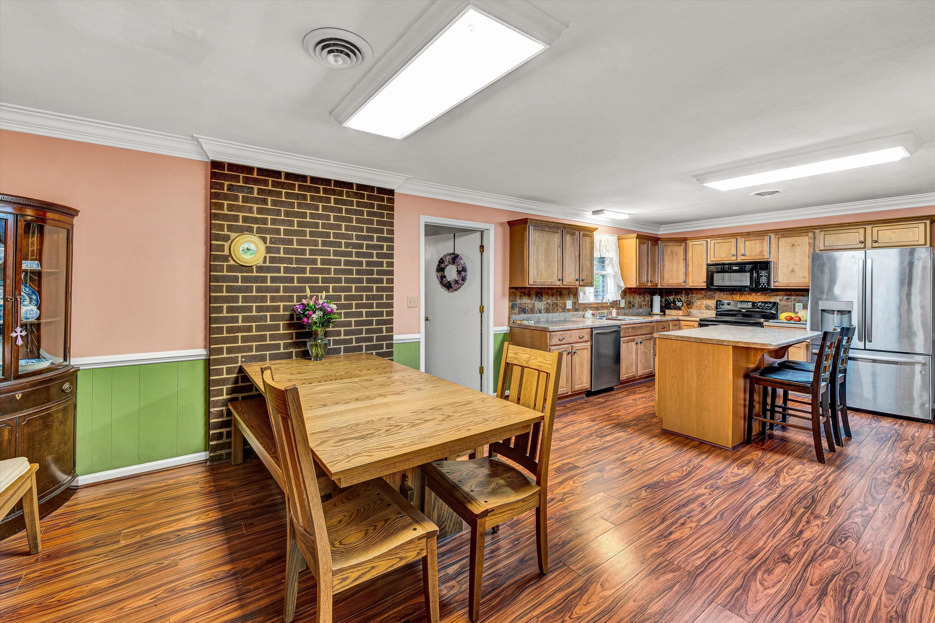3643 Larson LN