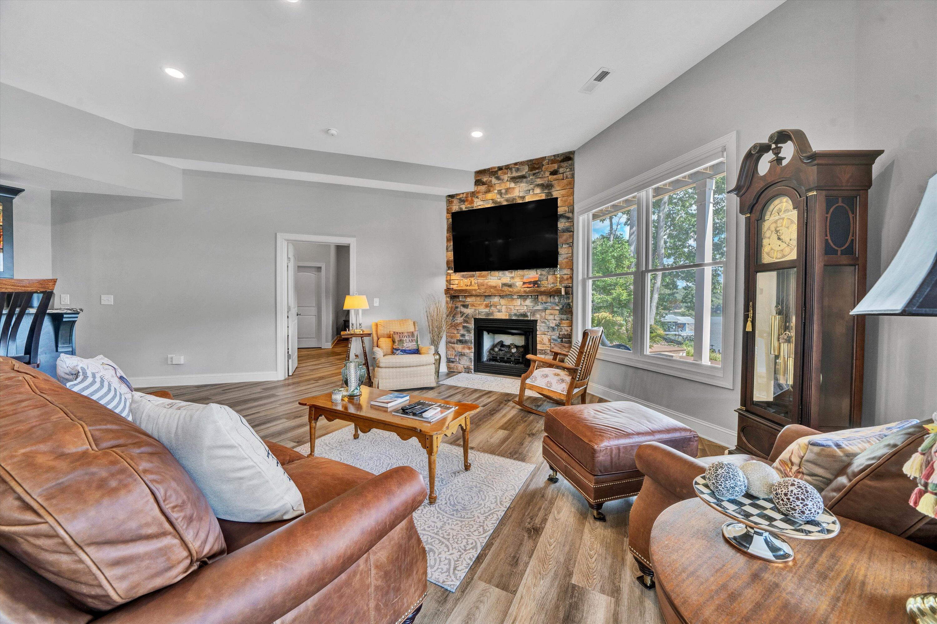 152 Windward Pointe DR