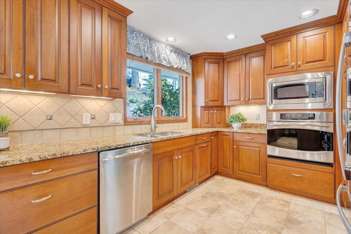 1055 REDBUD LN