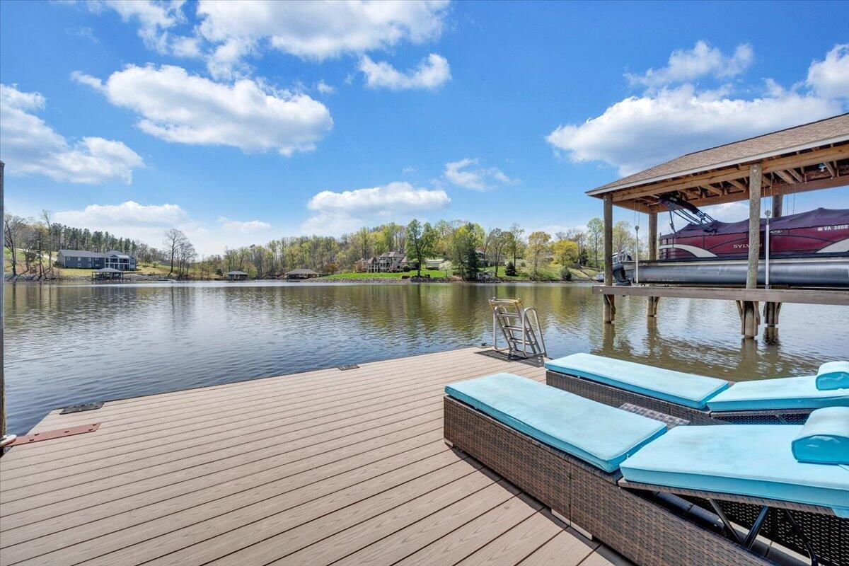 1055 REDBUD LN