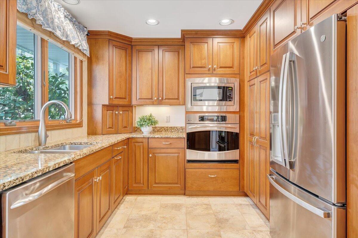 1055 REDBUD LN