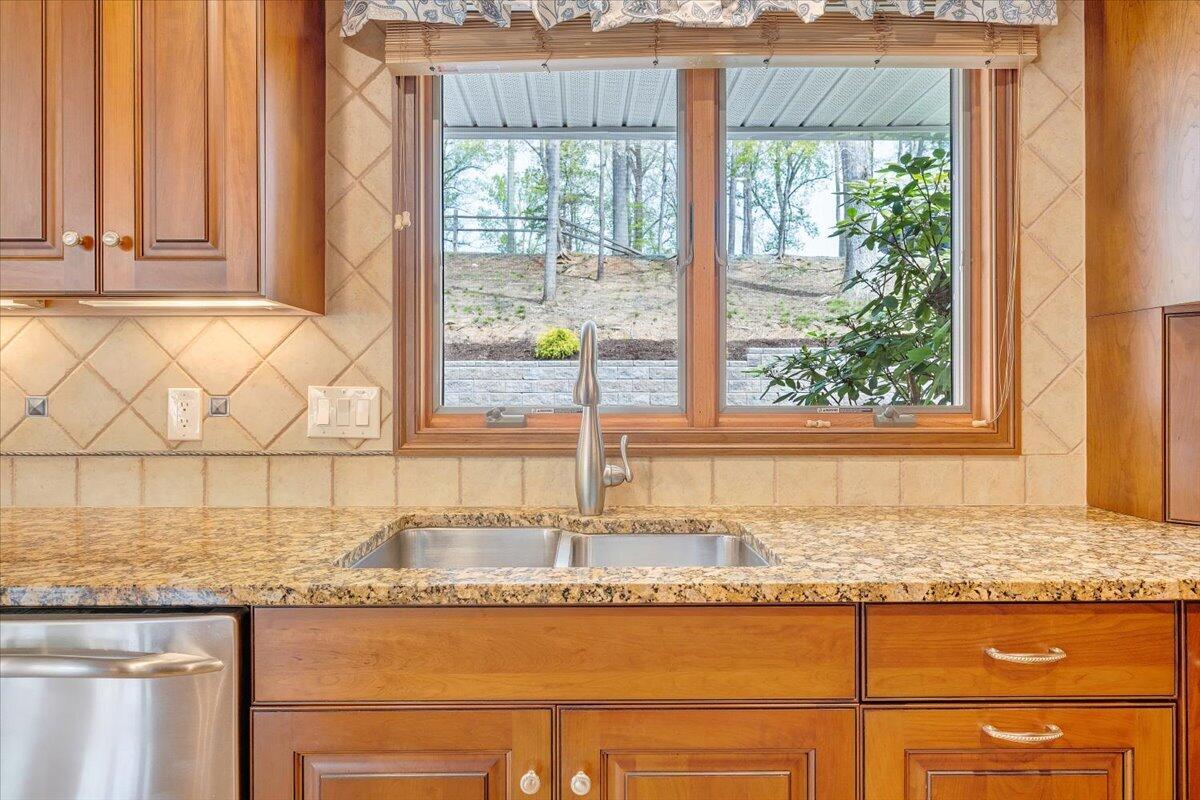 1055 REDBUD LN