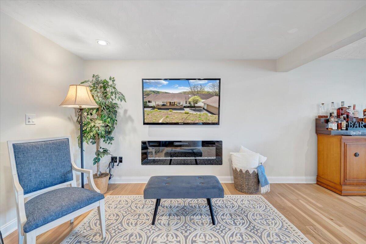 1055 REDBUD LN
