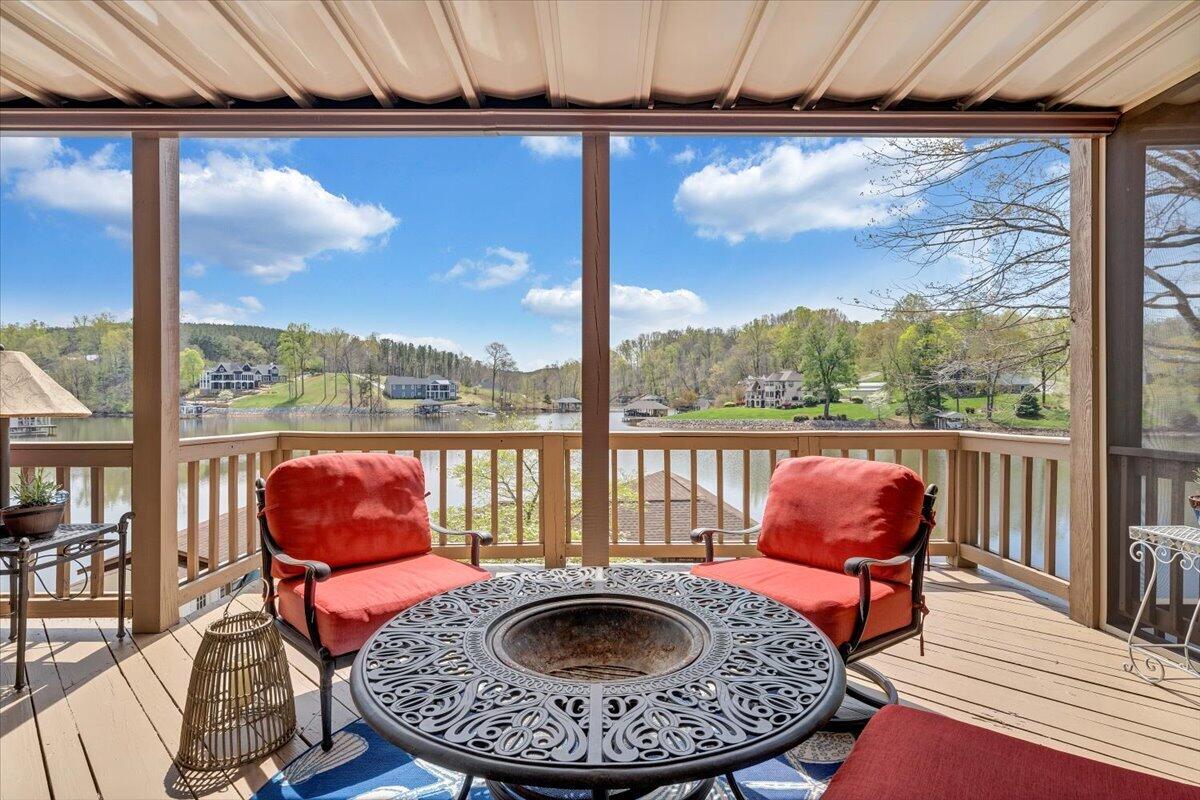 1055 REDBUD LN