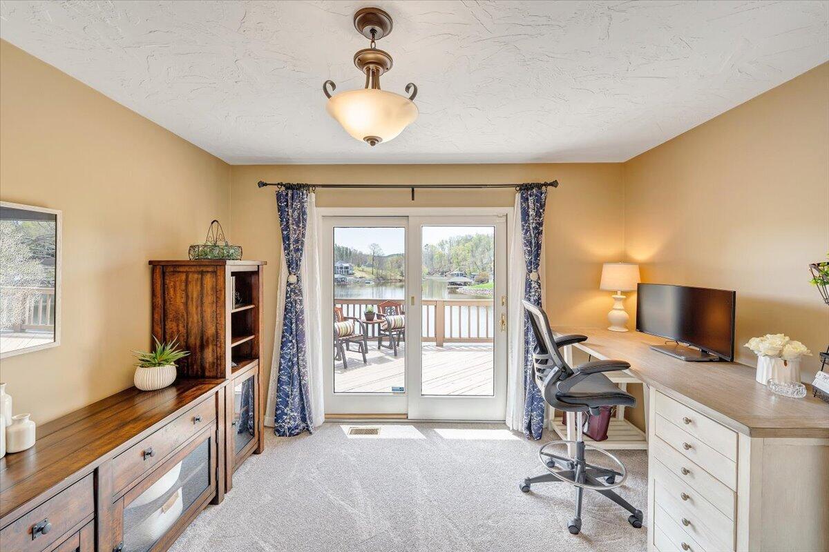 1055 REDBUD LN