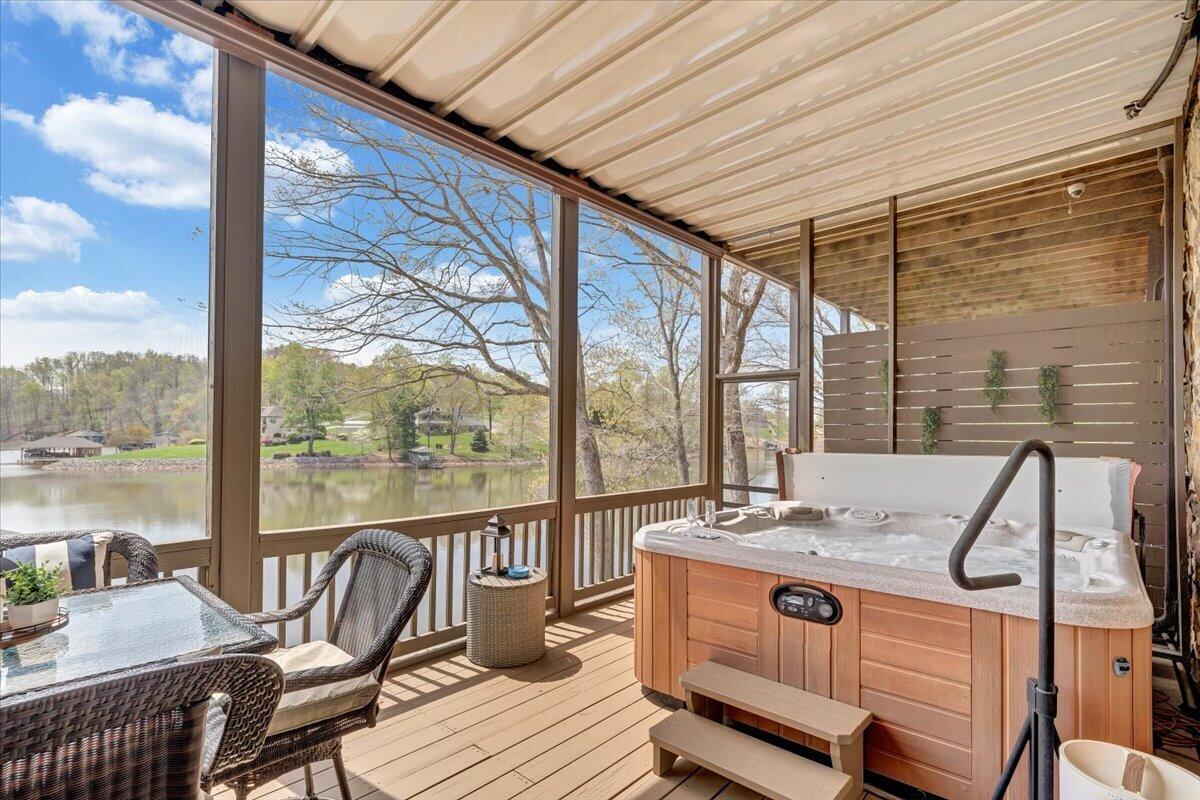 1055 REDBUD LN